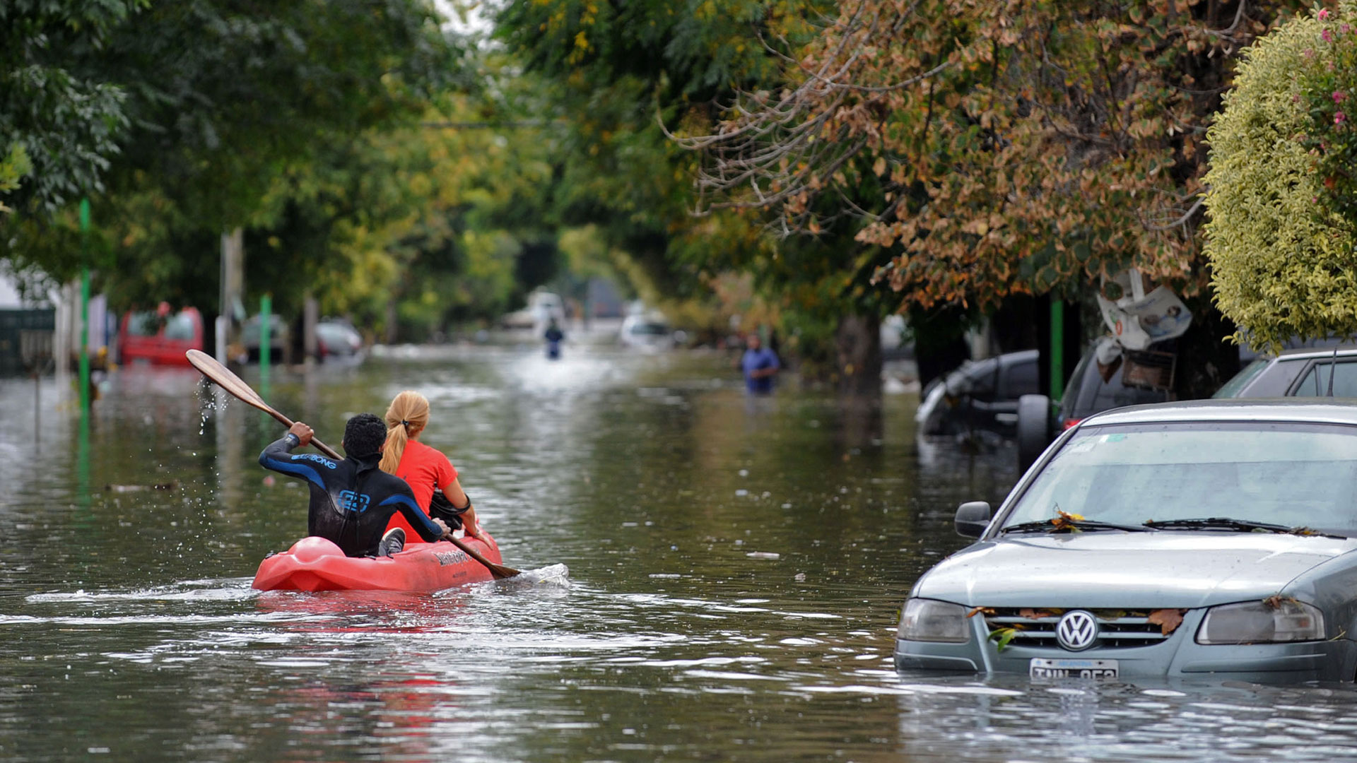La hazaña del joven que rescató a más de 30 personas en la inundación