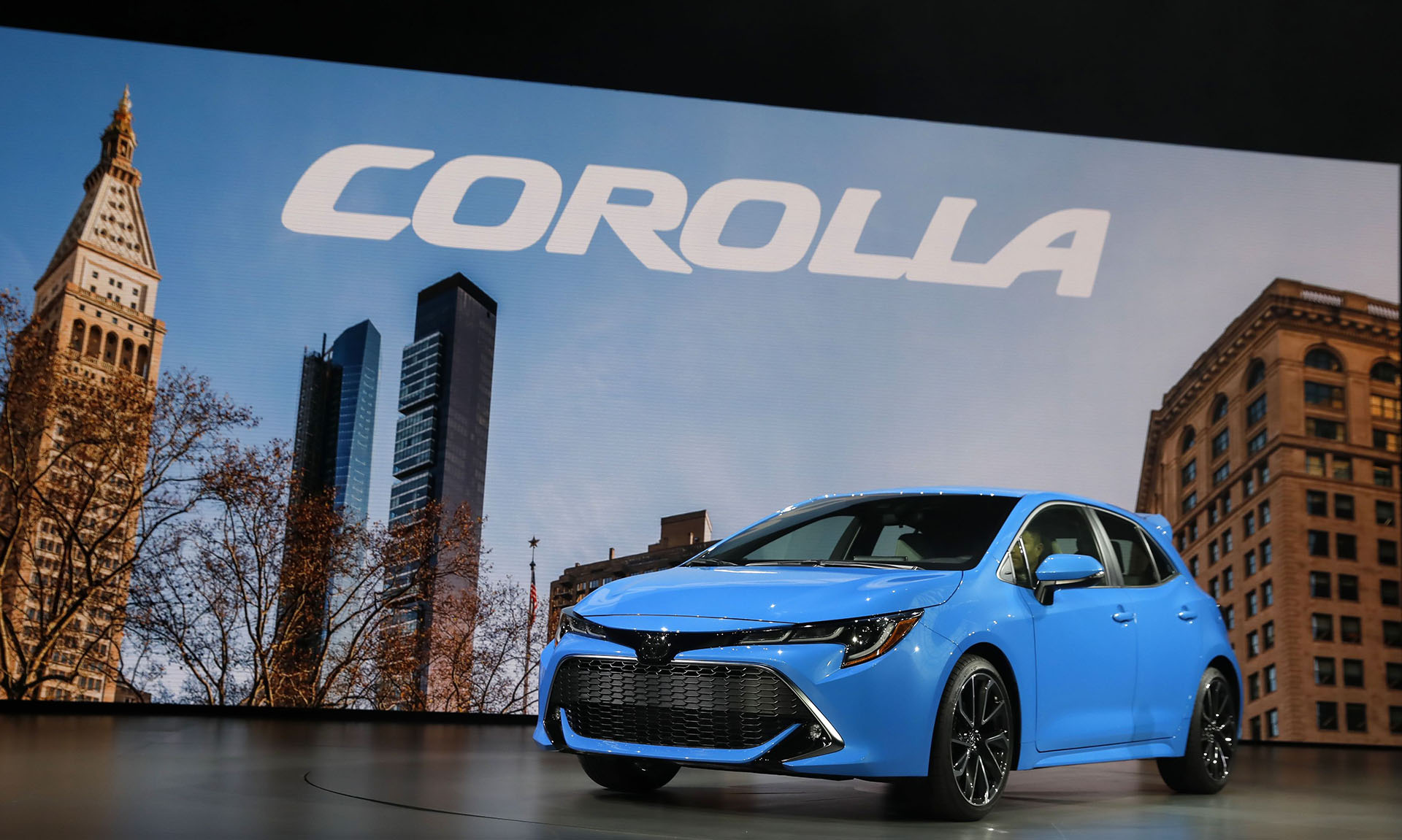La nueva versión del auto más vendido en la historia de la industria automotriz presenta líneas más afiladas y formas más angulares que el sedán tradicional. Se estima que el Corolla hatchback comenzará a fabricarse en Brasil en 2020 sobre la plataforma moderna TNGA (Toyota New Global Architecture)