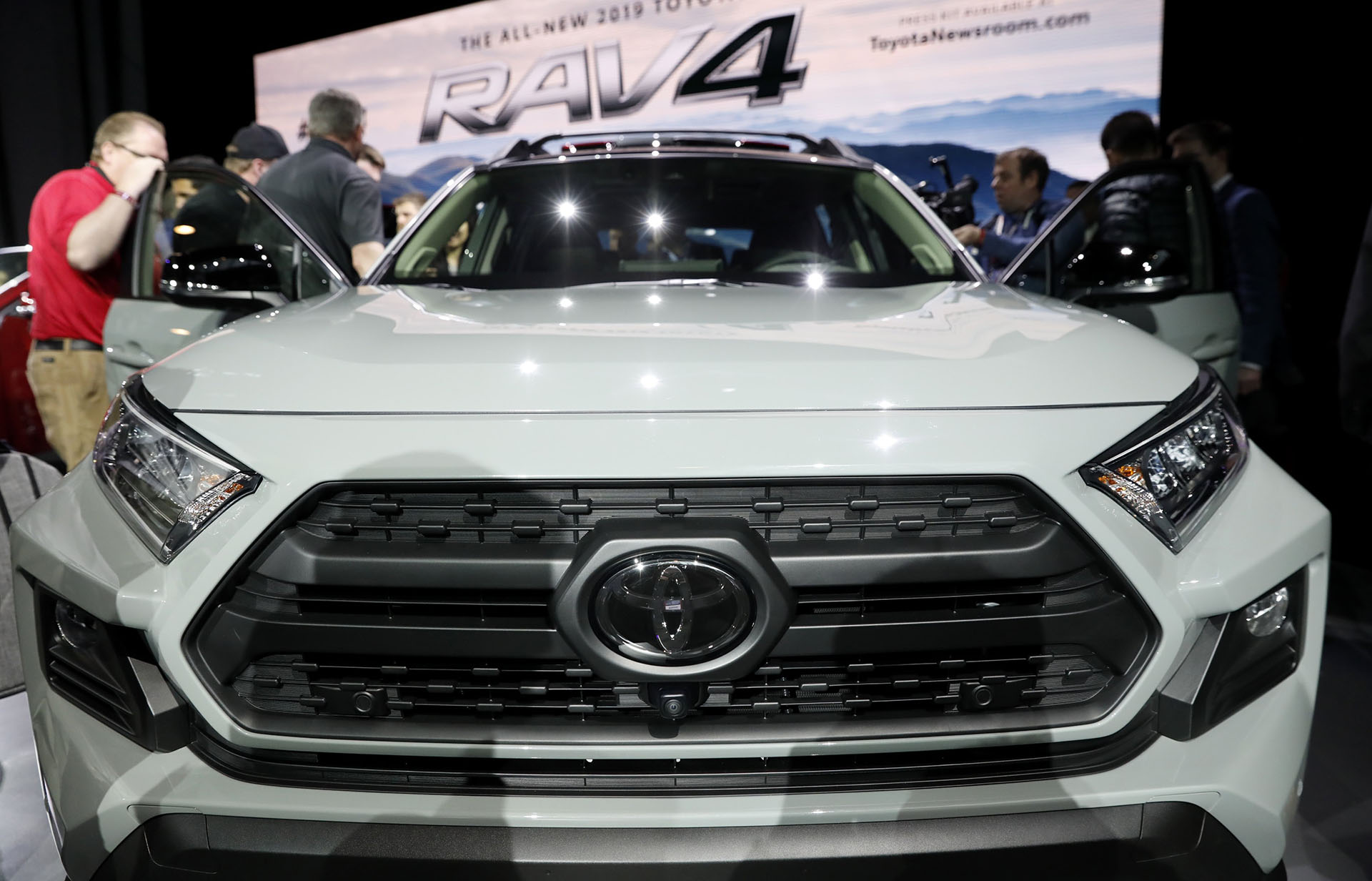 Toyota también develó la quinta generación de la RAV4. En 2017, fue el cuarto automóvil más vendido en el mundo con 807.401 unidades y el SUV, el segmento más popular del mercado mundial, más comercializado. Experimentó un crecimiento del 11% para subir dos puestos en el top 5 global