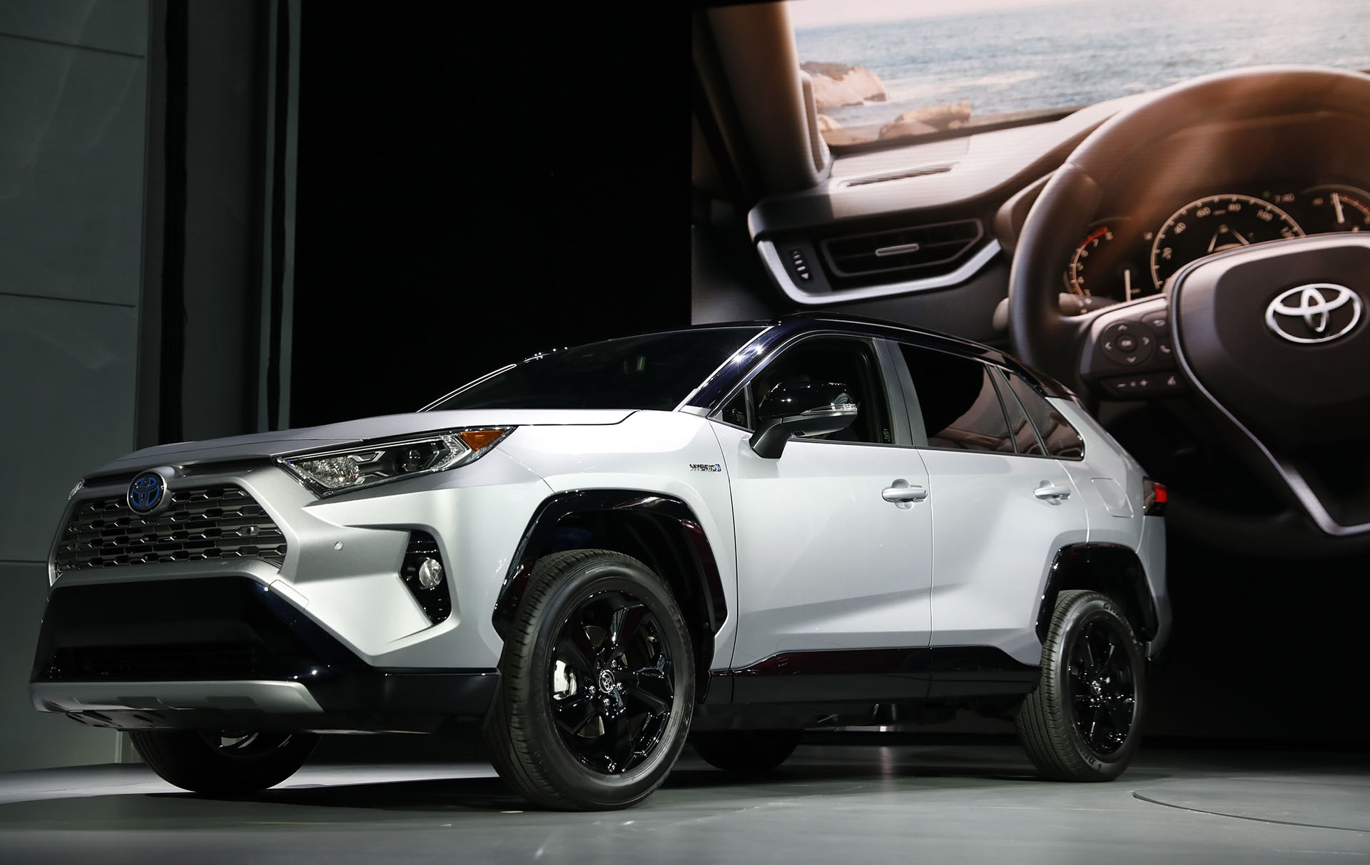 La RAV4 llegará a los concesionarios recién en 2019. Suma habitabilidad interior gracias a una mayor distancia entre ejes y a pesar de ser más corto que su antecesor. Entre sus variables, habrá un sistema de propulsión híbrido y un bloque tradicional