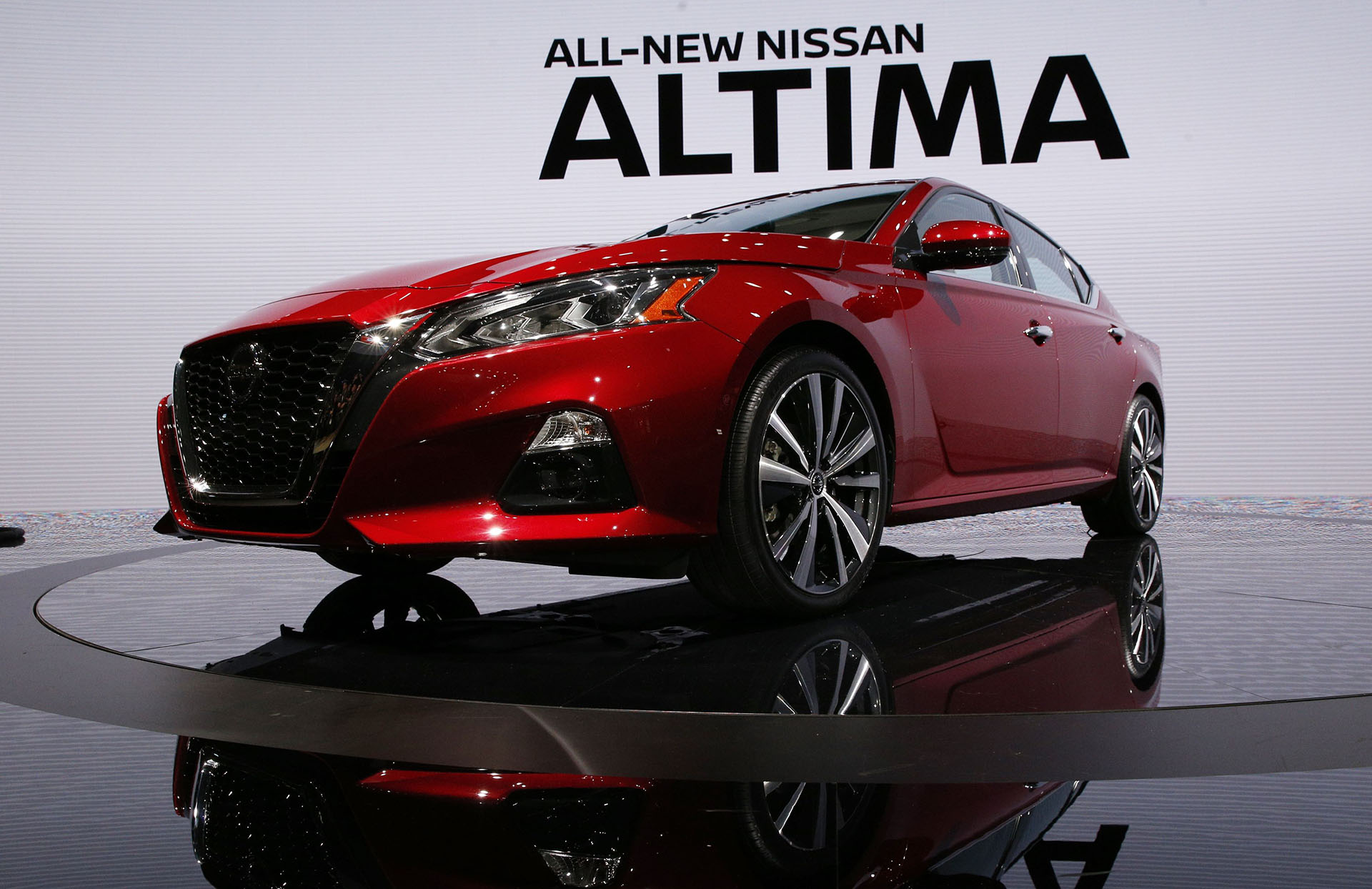 En Nueva York se presentó la sexta generación del Nissan Altima 2019, el popular sedán mediano de la marca nipona. Incluye por primera vez la tecnología Nissan Intelligent Mobility con ProPilot y dos nuevas motorizaciones, con la expectativa de mantenerse a la vanguardia de un segmento con alta competencia