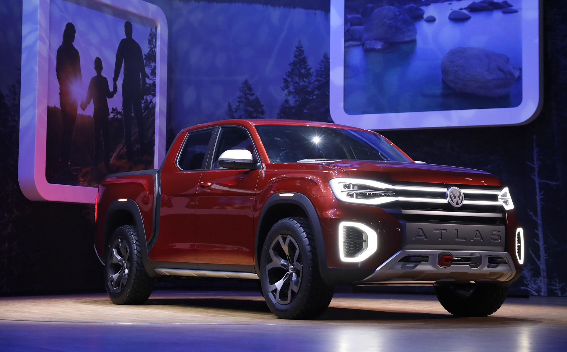Además de presentar el nuevo Toureg, la compañía alemana exhibió por primera vez al Atlas Tanoak Concept, una pick up mediana fabricada exclusivamente para el mercado estadounidense, de la que aún no hay planes concretos de producción. Su presentación en el Autoshow de Manhattan servirá para medir la consideración del consumidor