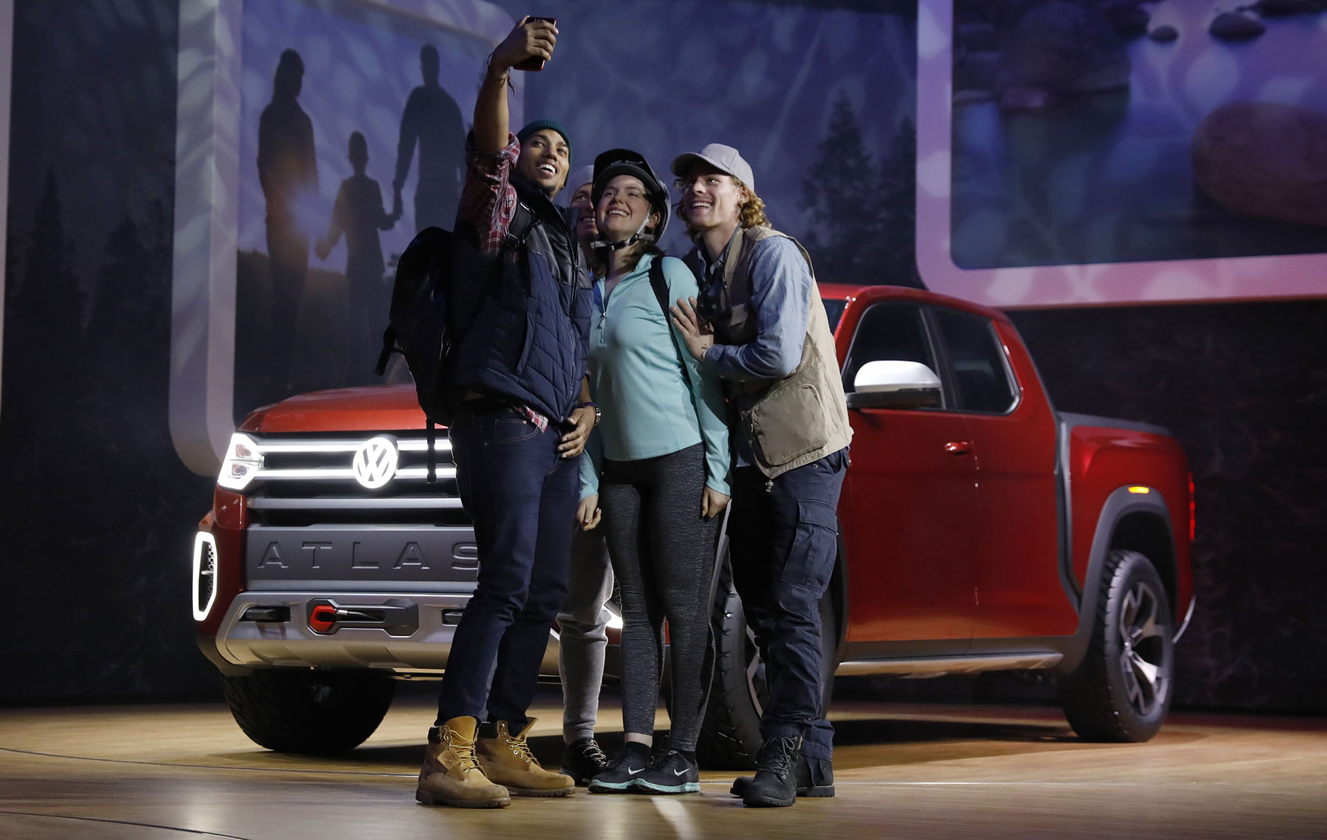 La selfie de un grupo de jóvenes con la Tanoak de fondo, una pick up que no será global ni tradicional como la Amarok, según las presunciones que difundió la marca. El modelo reviste la misma filosofía del Atlas aunque con una imagen más off-road