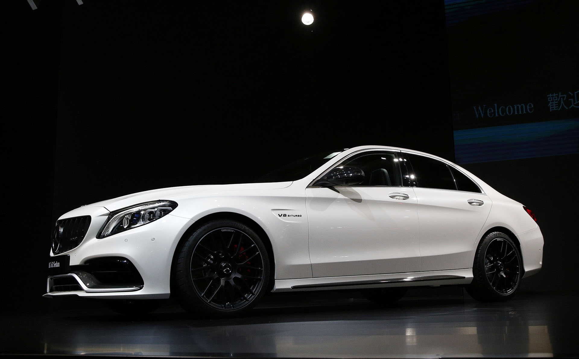 Mercedes-Benz dio a conocer en el Salón Internacional de Nueva York el modelo base C300 y las versiones de rango medio del Mercedes-AMG C43, en variable coupé como cabriolet. El más deportivo del catálogo del Clase C presume de una nueva transmisión, equipamiento moderno y nuevos matices estéticos en su exterior e interior