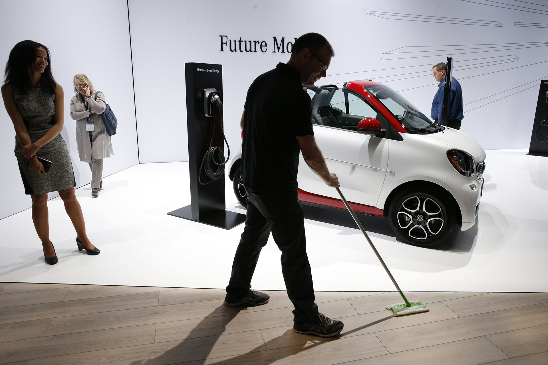 Un empleado prepara el stand de Daimler AG para la apertura del Salón de Nueva York, que abrirá sus puertas al público del 30 al 8 de abril. De fondo, se luce un Smart car Fortwo Electric Drive que expone las ideas de movilidad inteligente de la marca