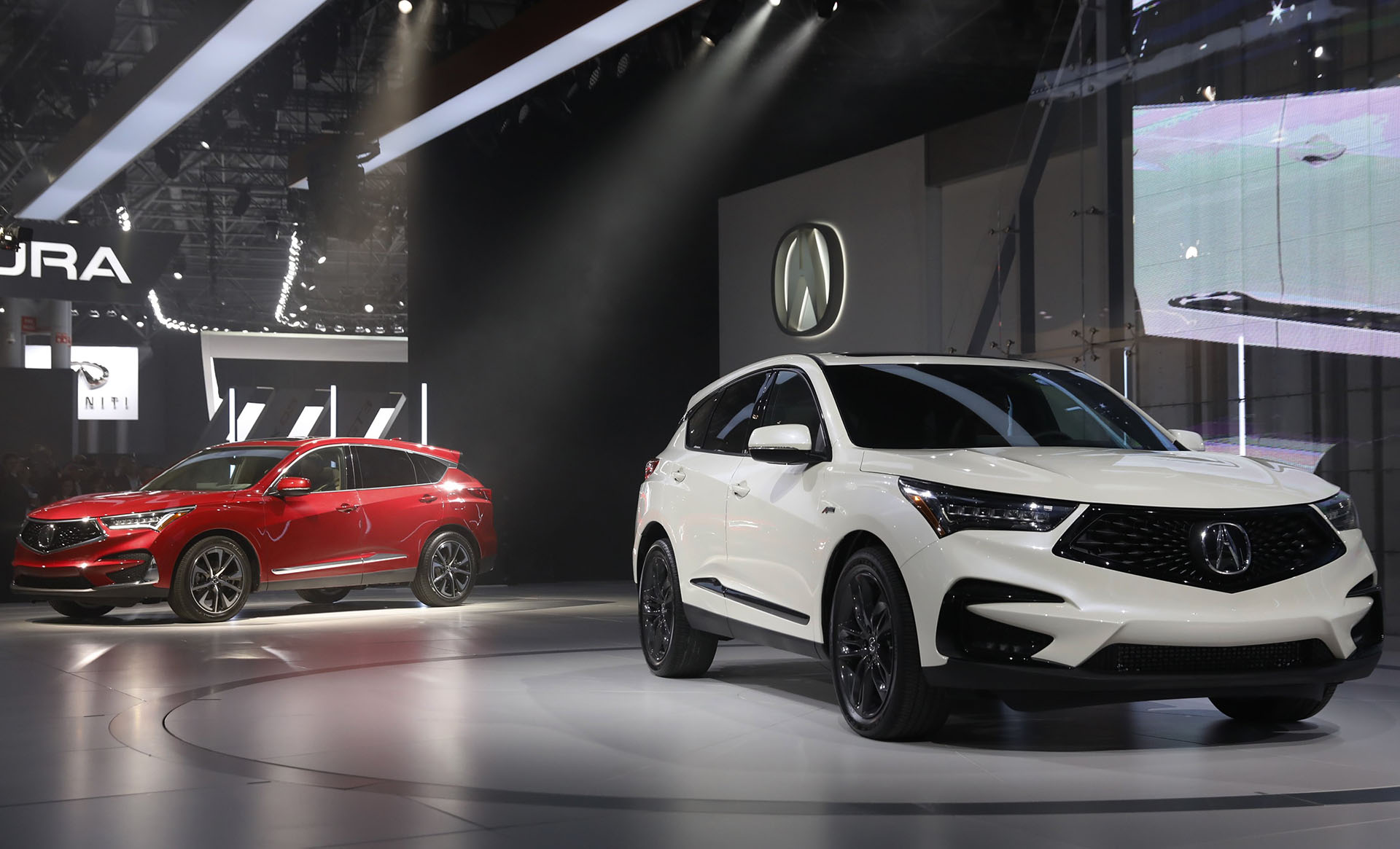Acura, la división premium de Honda, eligió la metrópolis estadounidense para develar la versión definitiva del Acura RDX, un SUV compacto con nombre propio en el segmento de los SUV. La marca japonesa había presentado previamente en Detroit el concept que confirmó sin cambios sustanciales y con respeto por las líneas del prototipo original en Autoshow de NY