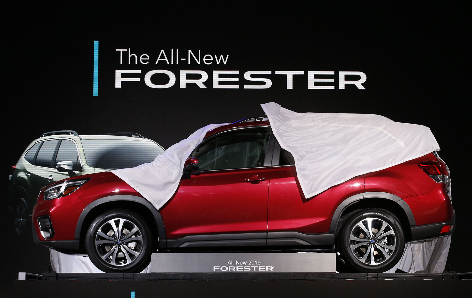 Subaru renovó el Forester tras cinco años. La quinta generación del modelo insignia de la marca japonesa conserva la estética tradicional, con leves cambios de adaptación al lenguaje de diseño moderno. El Subaru Forester 2018 potencia la polivalencia como principal característica y presenta nuevo equipamiento y tecnología