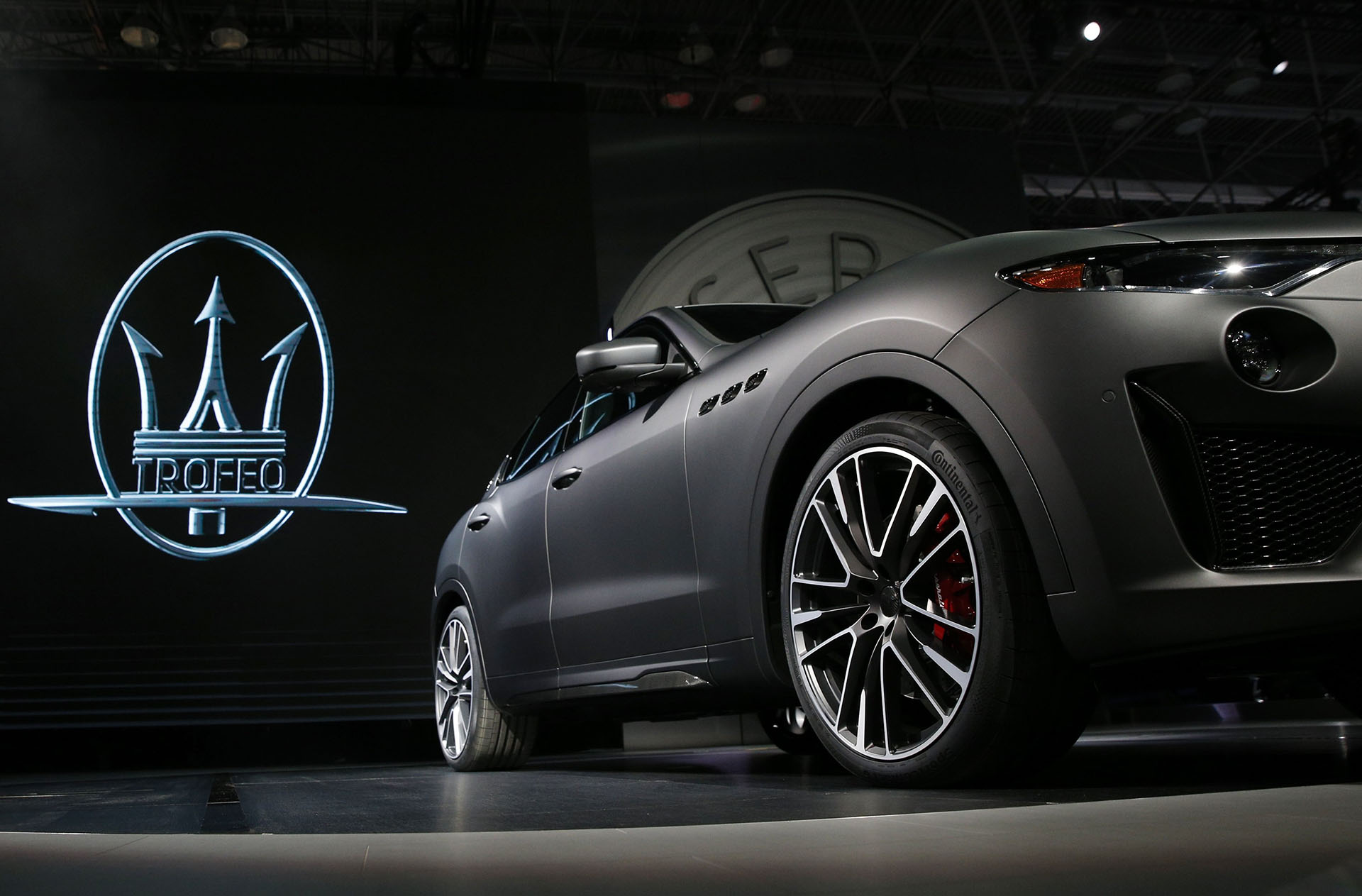 El Maserati Levante Trofeo redefine la apariencia deportiva de los SUV más extremos del mercado. Emplea un motor Ferrari 3.8 V8 Twin-Turbo de 590 CV que desarrolla una velocidad de 0 a 100 km/h en apenas 3,9 segundos y con ruta libre es capaz superar los 300 km/h de punta. Una auténtica bestia