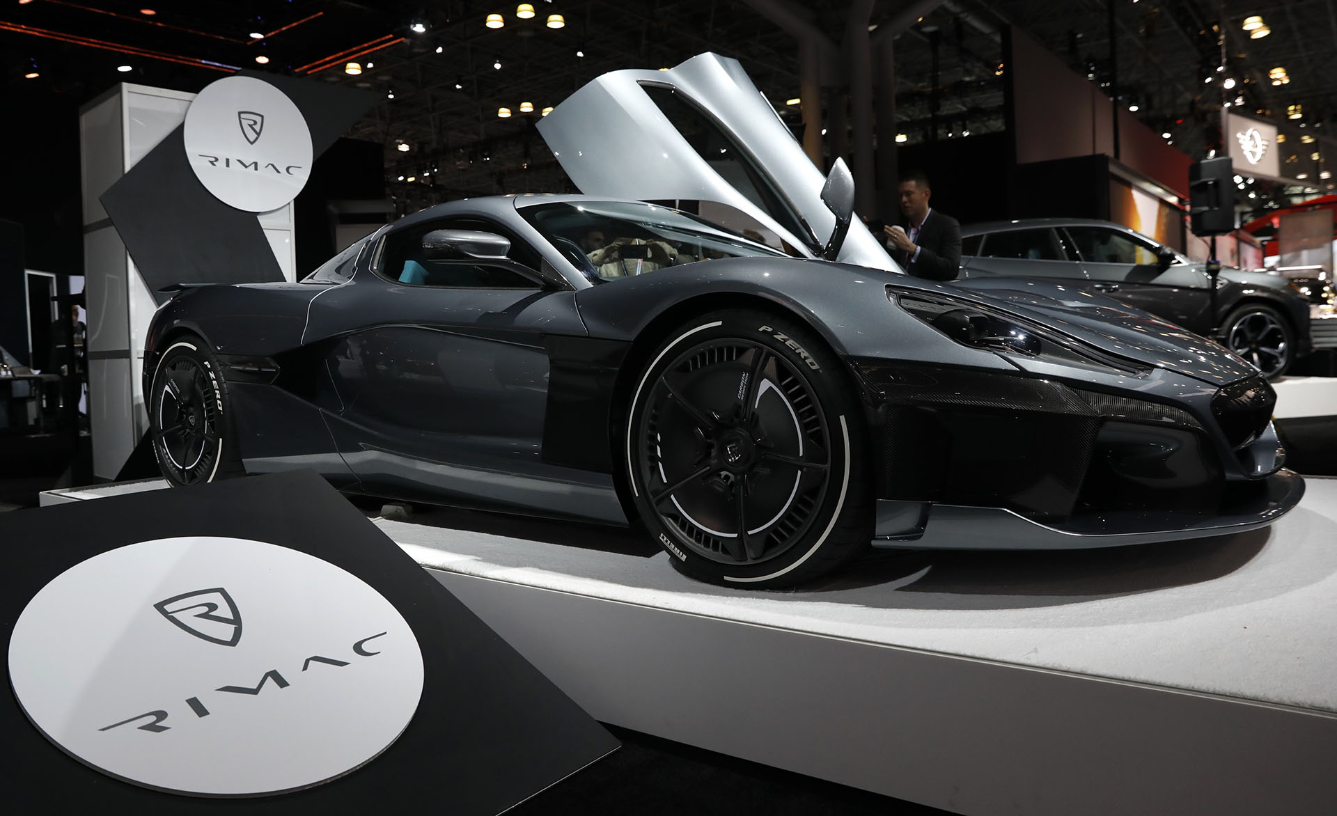 Rimac reforzó su compromiso con el mercado de los deportivos eléctricos. Lo develó en Ginebra y lo exhibe ahora en Nueva York: es el Rimac Concept Two. Por sus prestaciones pretende ser competidor directo del Chiron de Bugatti o del Agera de Koenigsegg, pero su principal rival es Tesla. Otro súper auto que se inclina por la propulsión sustentable