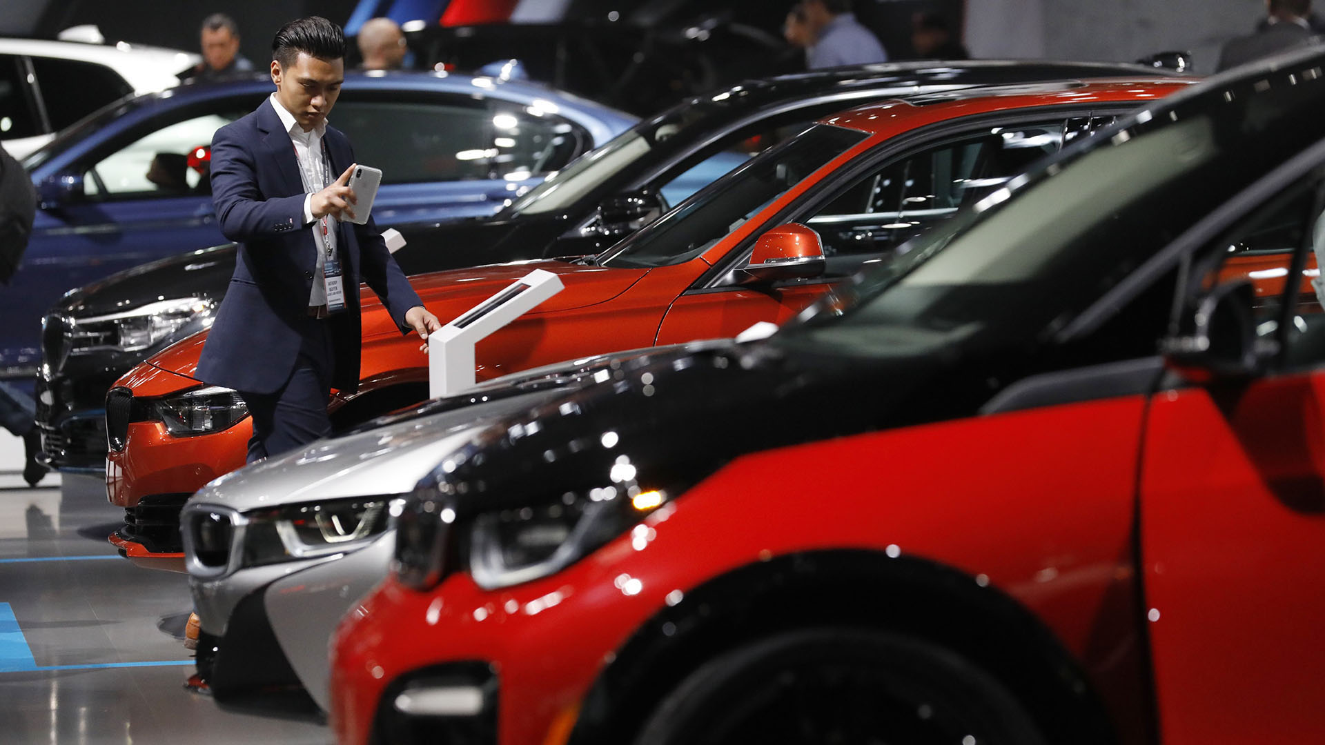 Un visitante registra imágenes en el stand de BMW, en el que la principal novedad estará en la presentación del MINI eléctrico, el clásico compacto urbano modernizado con un sistema de propulsión de cero emisiones