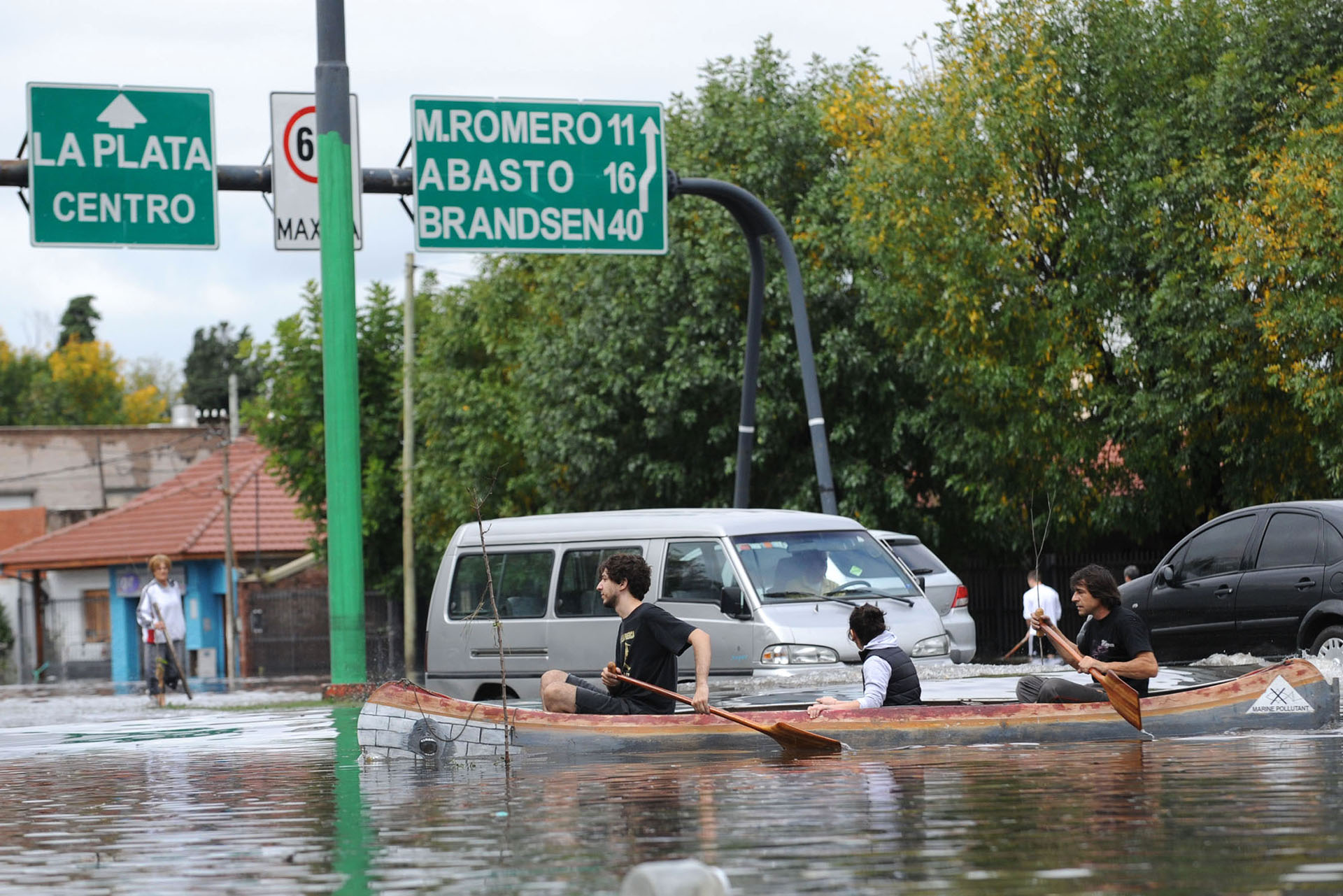 Remo en mano, tres jóvenes se desplazan por las calles de La Plata