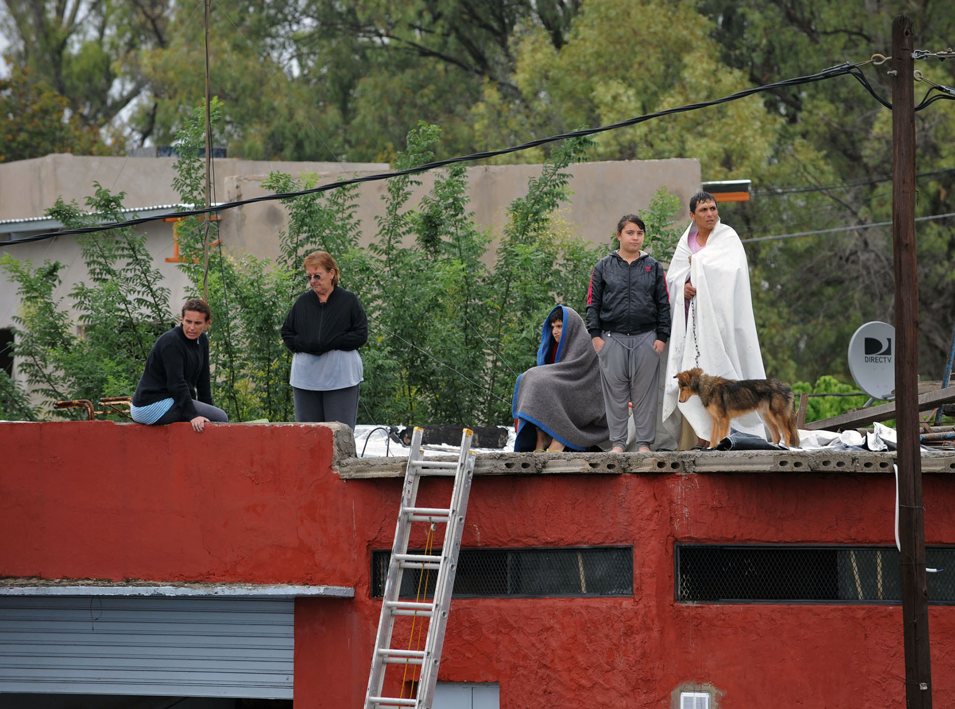 En los techos. Así esperaban muchos vecinos a ser rescatados