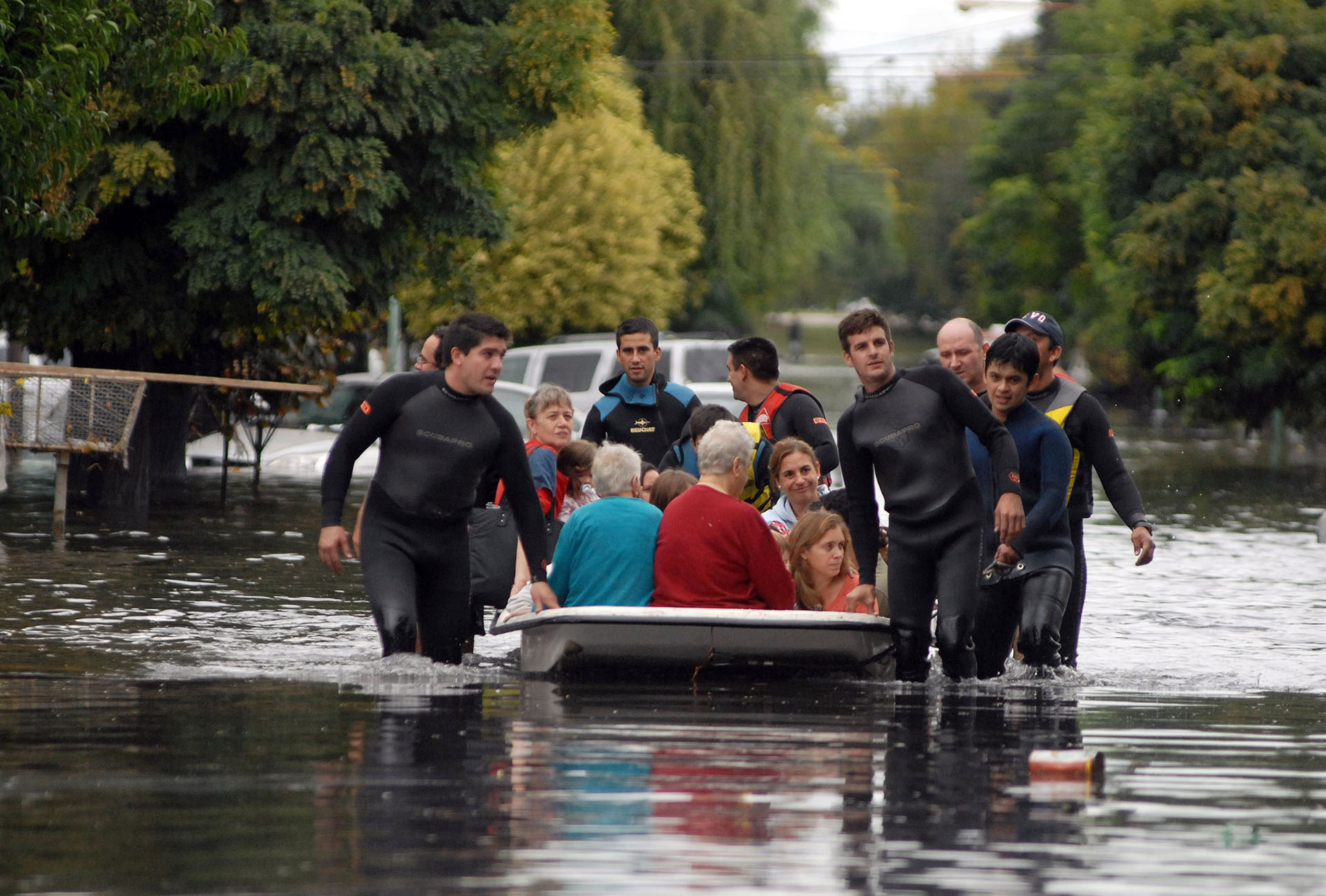 Con trajes de neoprene y embaracaciones improvisadas muchos vecinos se dispusieron a rescatar a otras personas