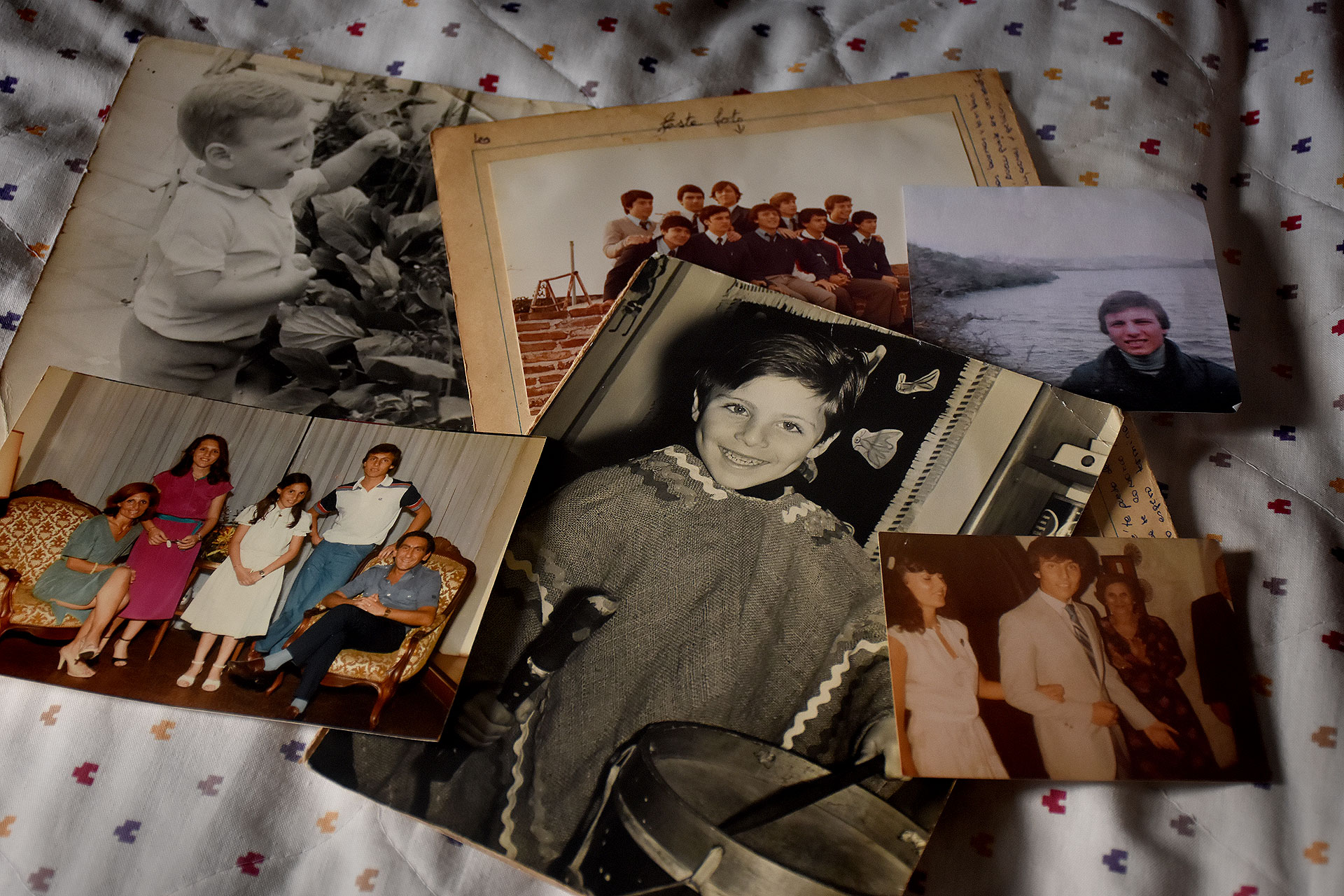 Las fotos de familia: Marcelo Daniel a los dos años, tocando el bombo, con sus amigos de colegio, en unas vacaciones, en la fiesta de 15 de su hermana y del brazo de una compañera en la fiesta de graduación del bachiller (Foto: Nicolás Stulberg)