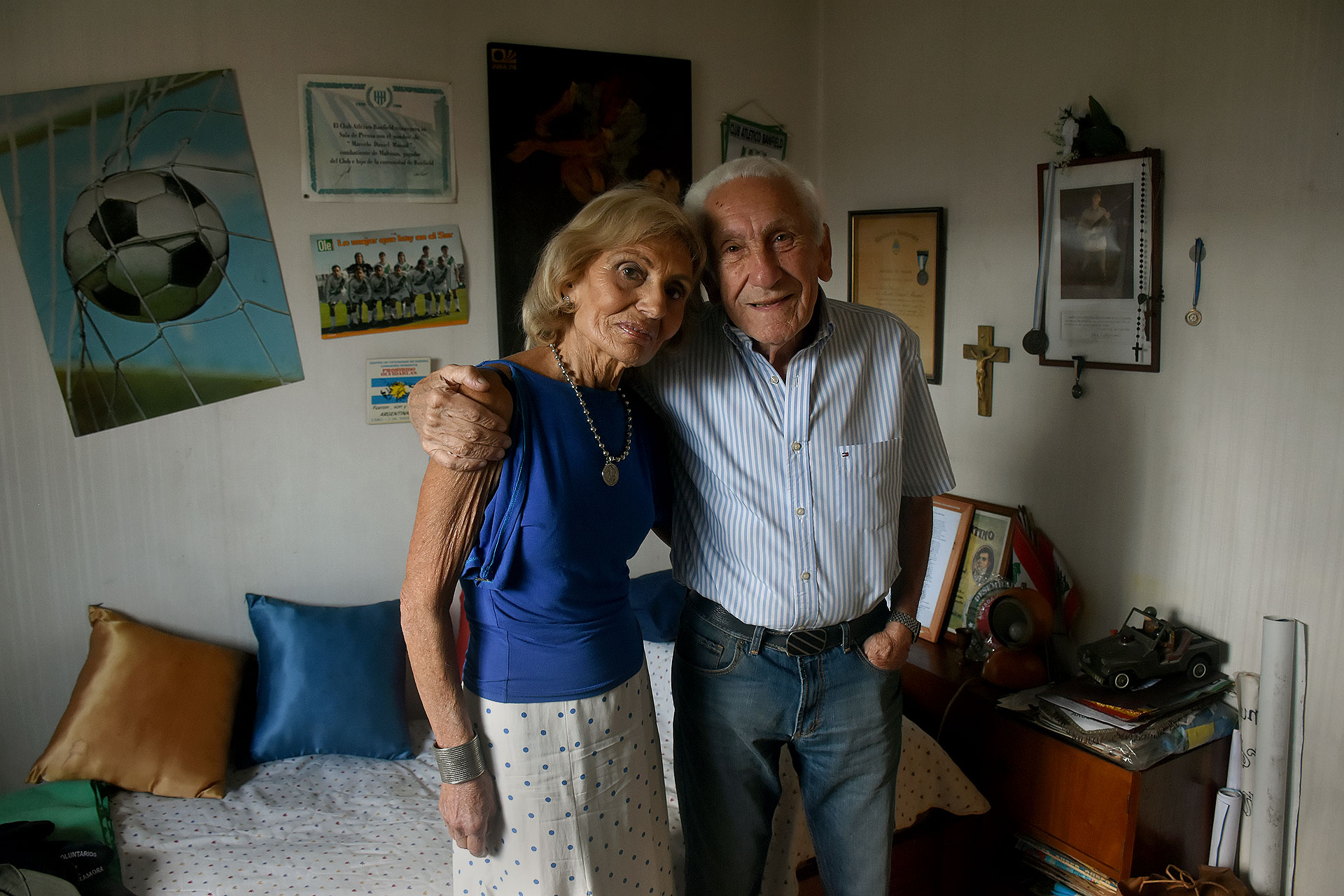 “Dios es el médico que cura todas las heridas”, confían los Massad quienes se refugiaron en su enorme Fe luego de la muerte de su hijo  (Foto: Nicolás Stulberg)