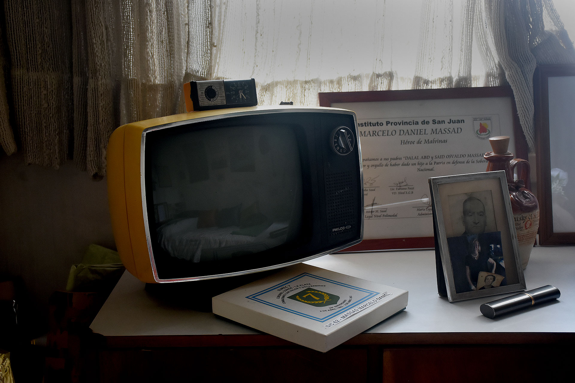 El pequeño aparato de tevé que sus padres le compraron cuando viajaron al Chuy. En él, Dalal vio el programa “24 horas por Malvinas, conducido por Pinky y Cacho Fontana en 1982, donde se juntó dinero, víveres y abrigo para los soldados que peleaban en las islas (Foto: Nicolás Stulberg)