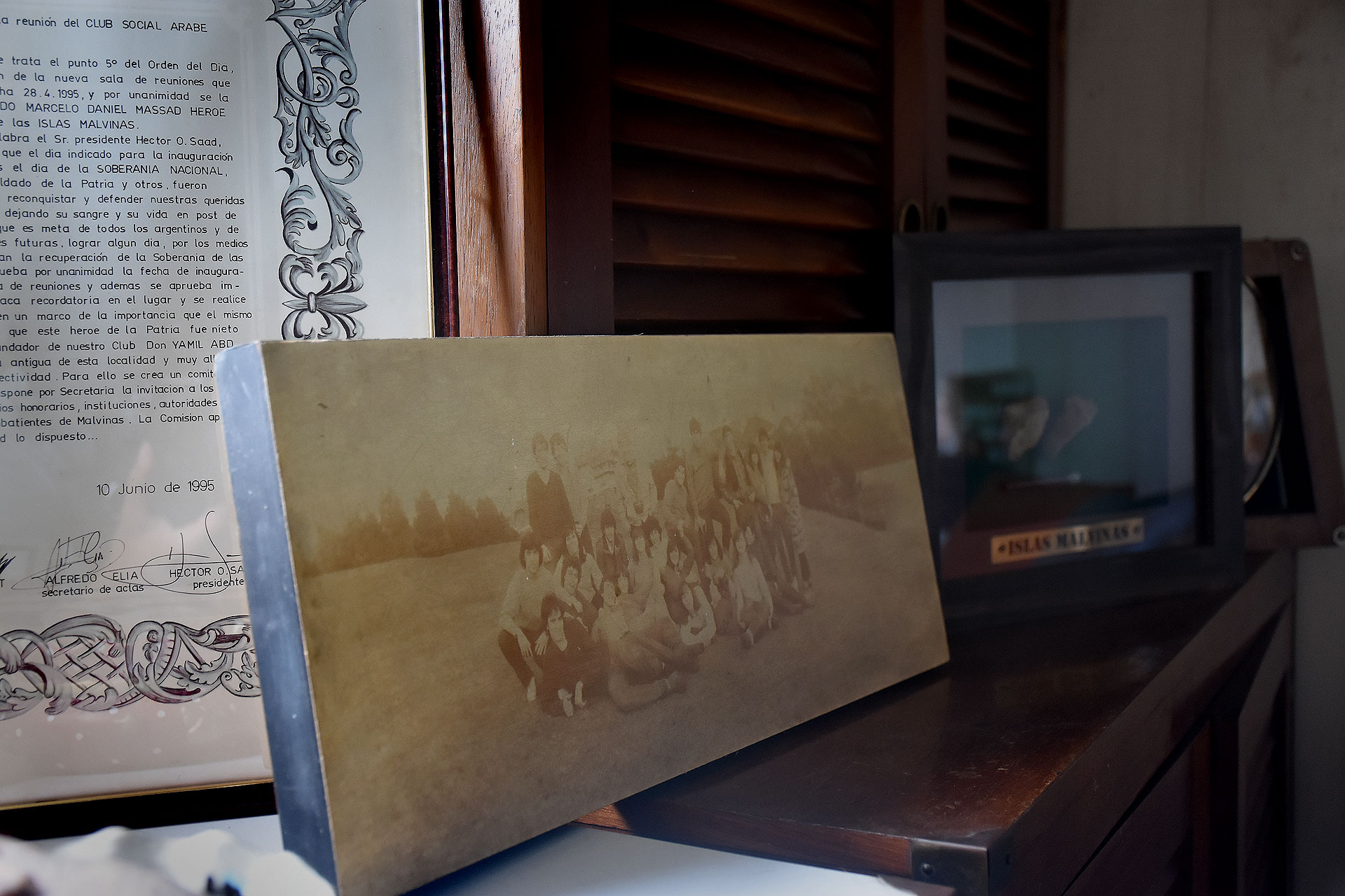 La foto, ya amarillenta, del viaje de egresados de Daniel a Bariloche (Nicolás Stulberg)