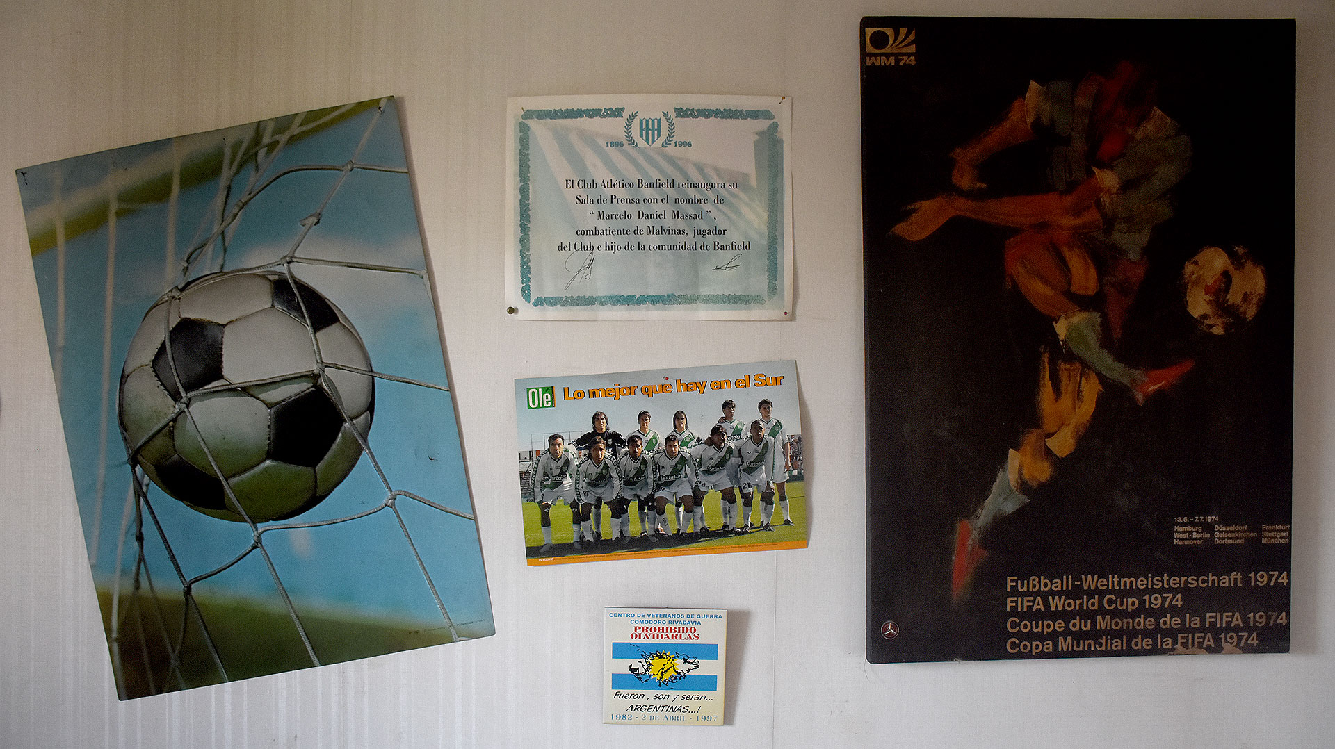 Los posters de Dani: el del Mundial 74 y el que sus padres le trajeron de Miami “porque era una excelente arquero en la cuarta de Banfield”. También un nuevo plantel del club de sus amores y recuerdos de Malvinas (Foto: Nicolás Stulberg)