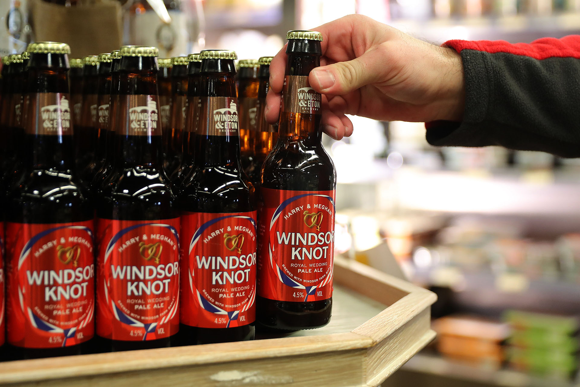 Se venden botellas de cerveza con el nombre de los novios