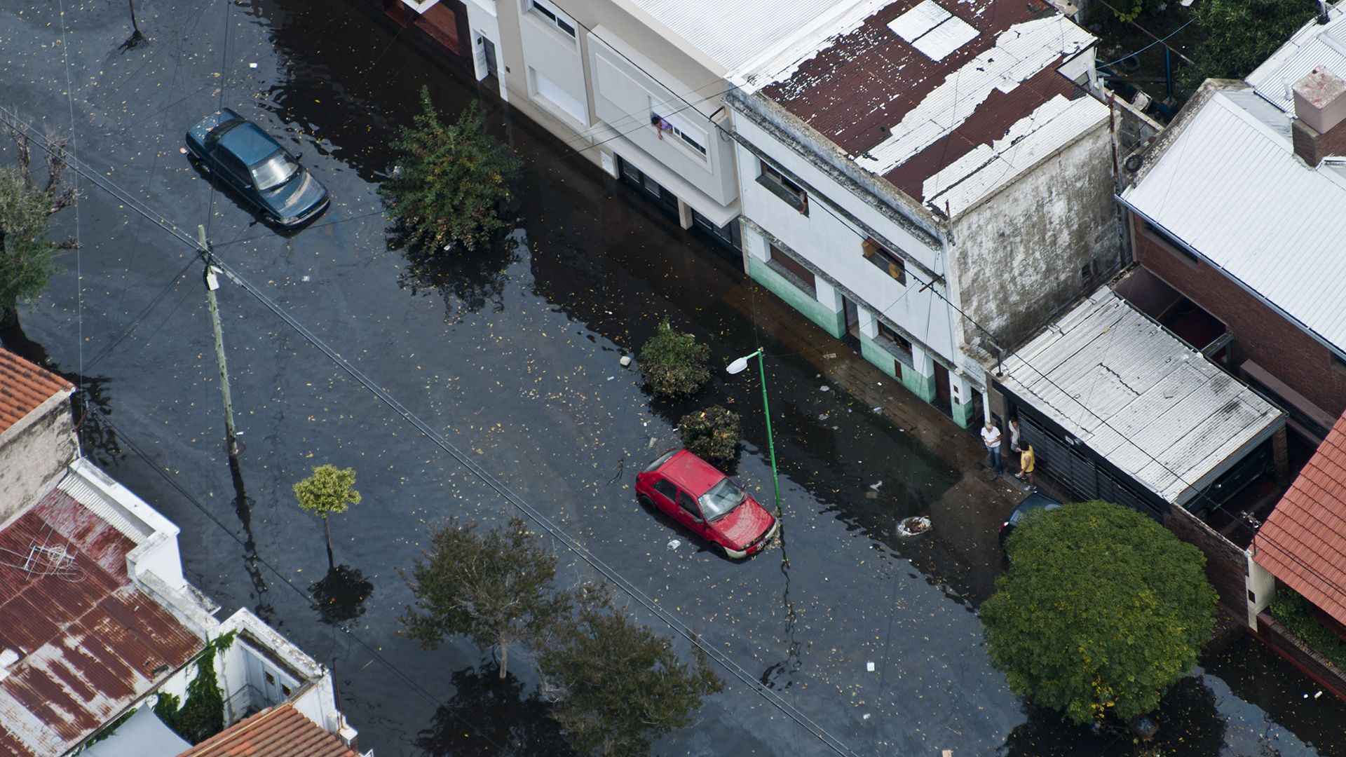 Muchas personas perdieron muebles, dinero y pertenencias personales por el agua que se metía en las viviendas