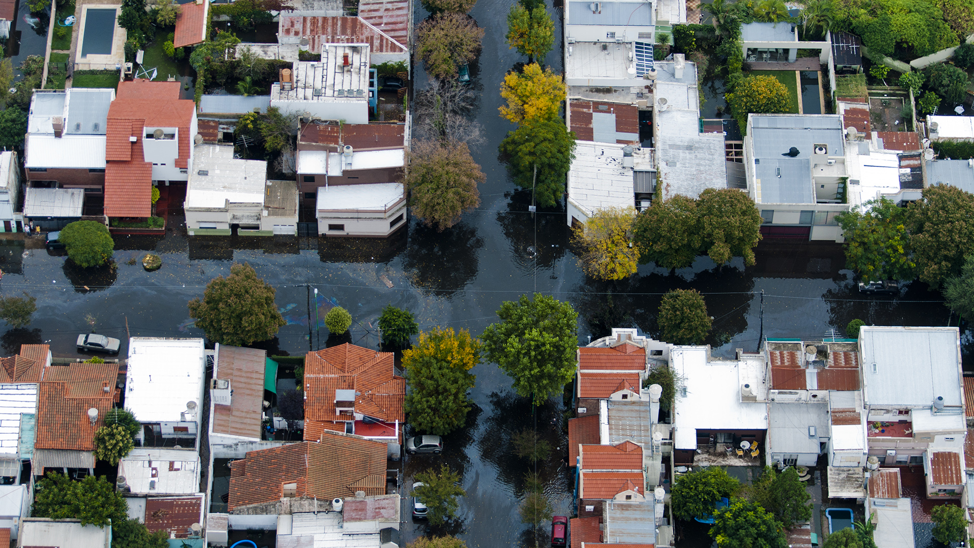 En la ciudad de La Plata -que está situada sobre una llanura y con ríos que la cruzan por debajo, la falta de obras hídricas y planes de alerta- el temporal inusual tomó de rehén a los platenses