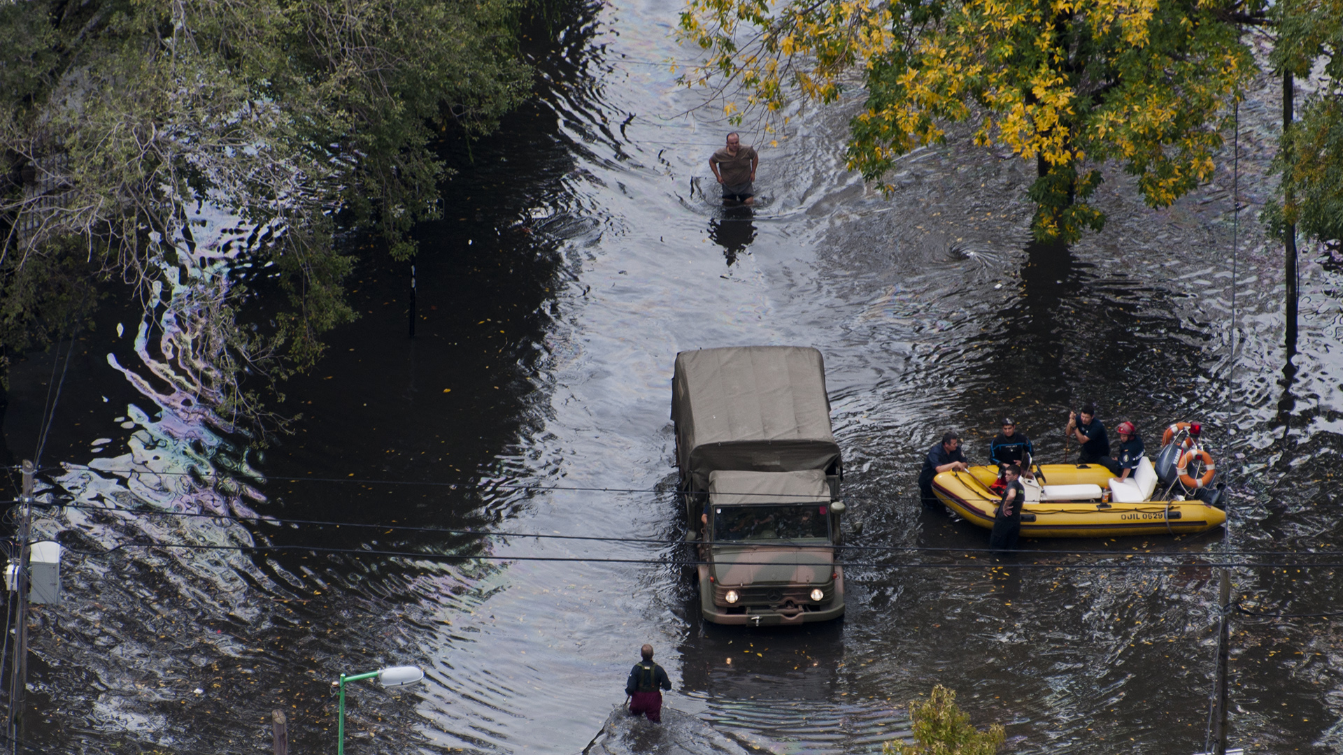 El Ejército, organizaciones sociales y vecinos de la ciudad recorrían la ciudad en bote para evacuar a familias y gente mayor que había quedado atrapada en su hogar