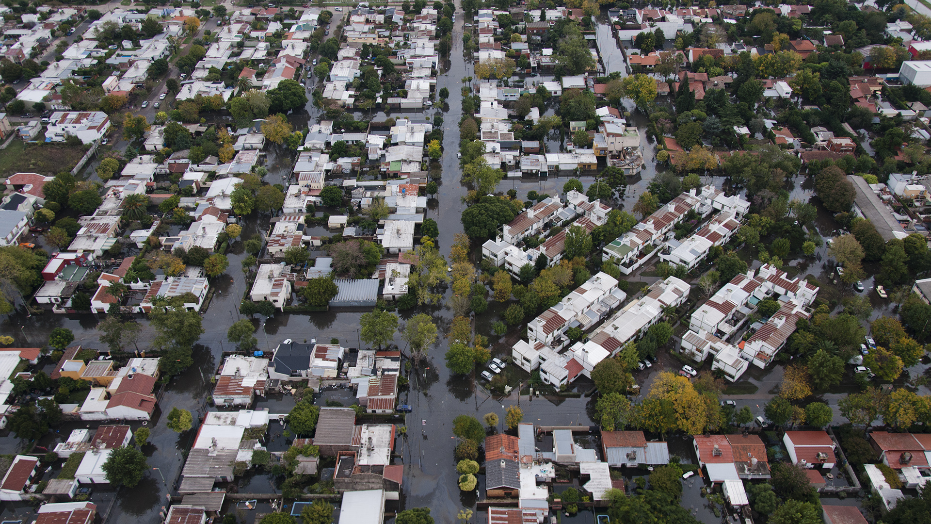 Los cortes de luz y agua en toda la ciudad, además de una evidente dificultad para comunicarse, agravó la situación de una lluvia muy fuerte que no cesó en toda la noche del martes 2 de abril