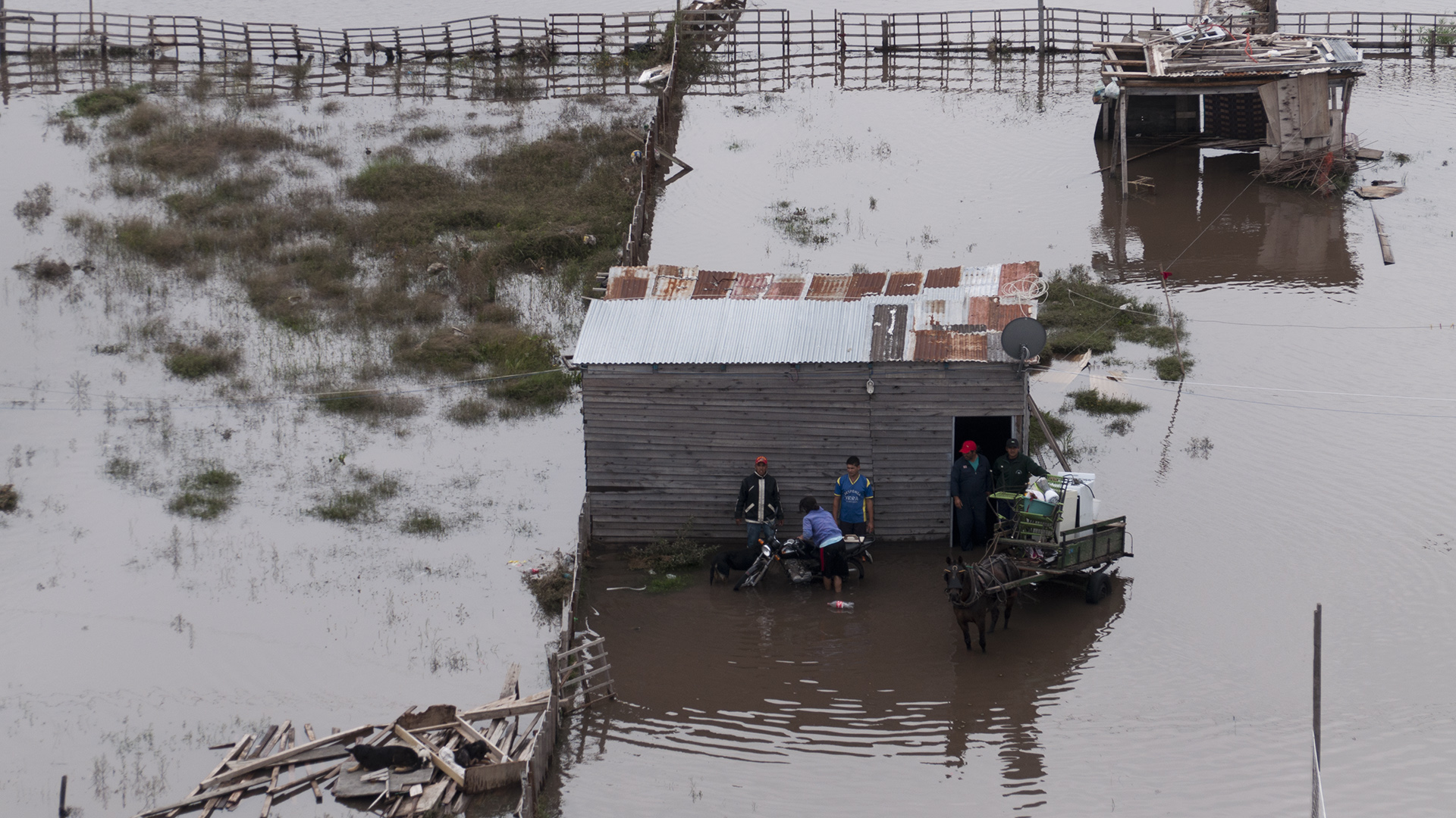 Además de las muertes, 2200 personas debieron ser evacuados