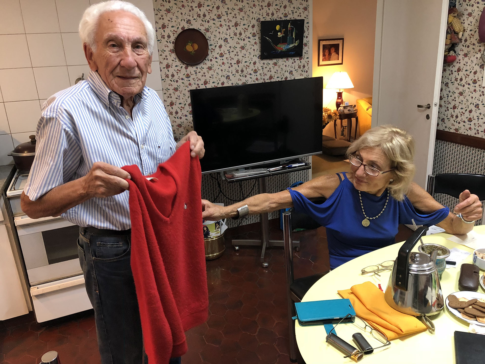 El pulóver rojo de su hijo: Dalal así lo soñó, con su prenda preferida, lindo y sonriente. Said hoy lo usa “para sentirlo cerca, él está acá”