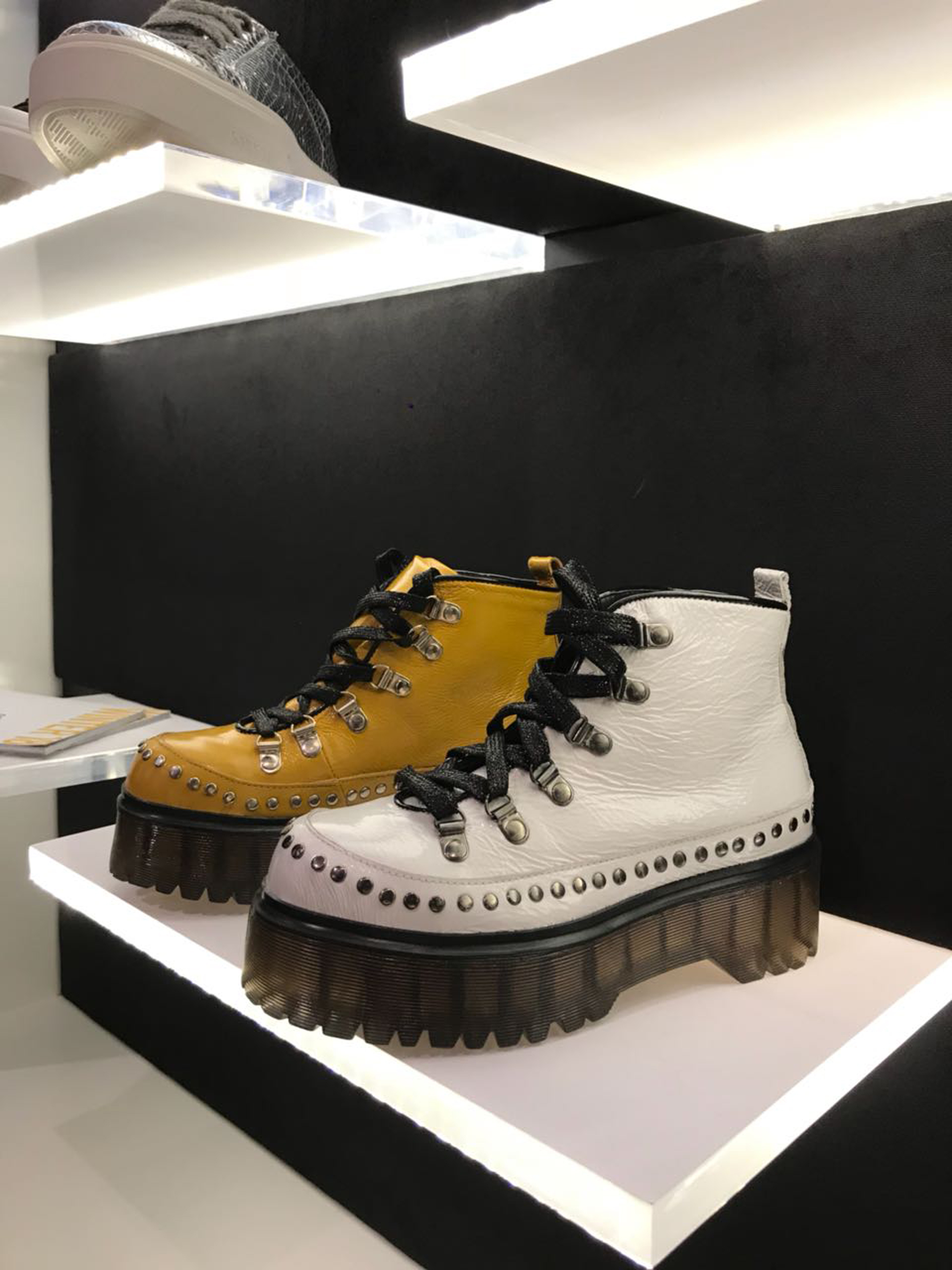 El modelo ‘Sea’ pertenece a la nueva colección. Es un borcego acordonado de charol con detalle de tachas metálicas en capellkada. Tiene herrajes alpinos metálicos y una base de 5 cm transparente. Está disponible en dos colores, blanco y mostaza