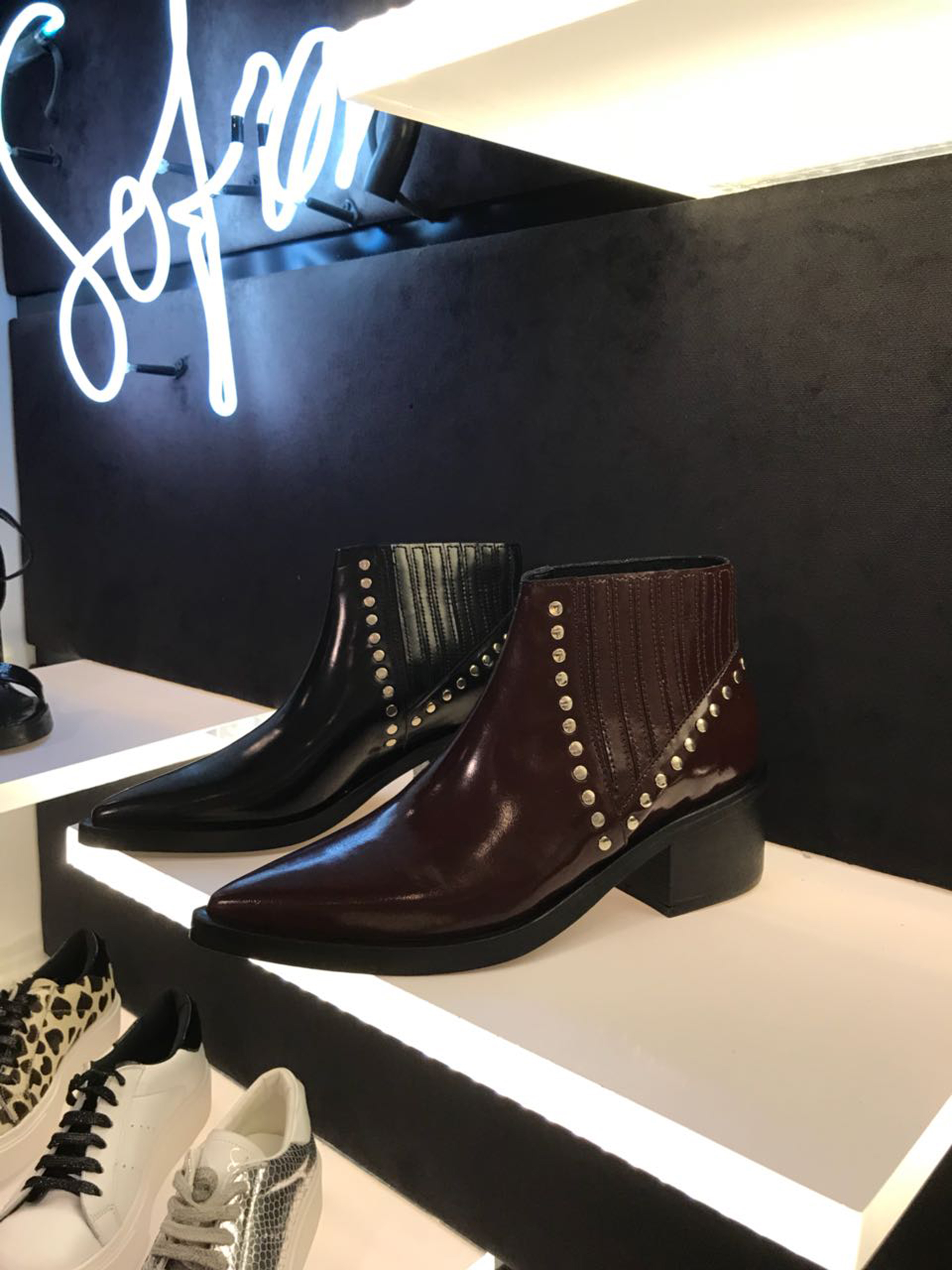 La botineta ‘Wave’ en punta de cuero liso brilloso con elástico y tachas metálicas en caña. Tiene taco de 5 cm y plataforma de 1 cm. En negro y bordó pertenecen a la colección ‘My sins my own’ inspirada en Patti Smith