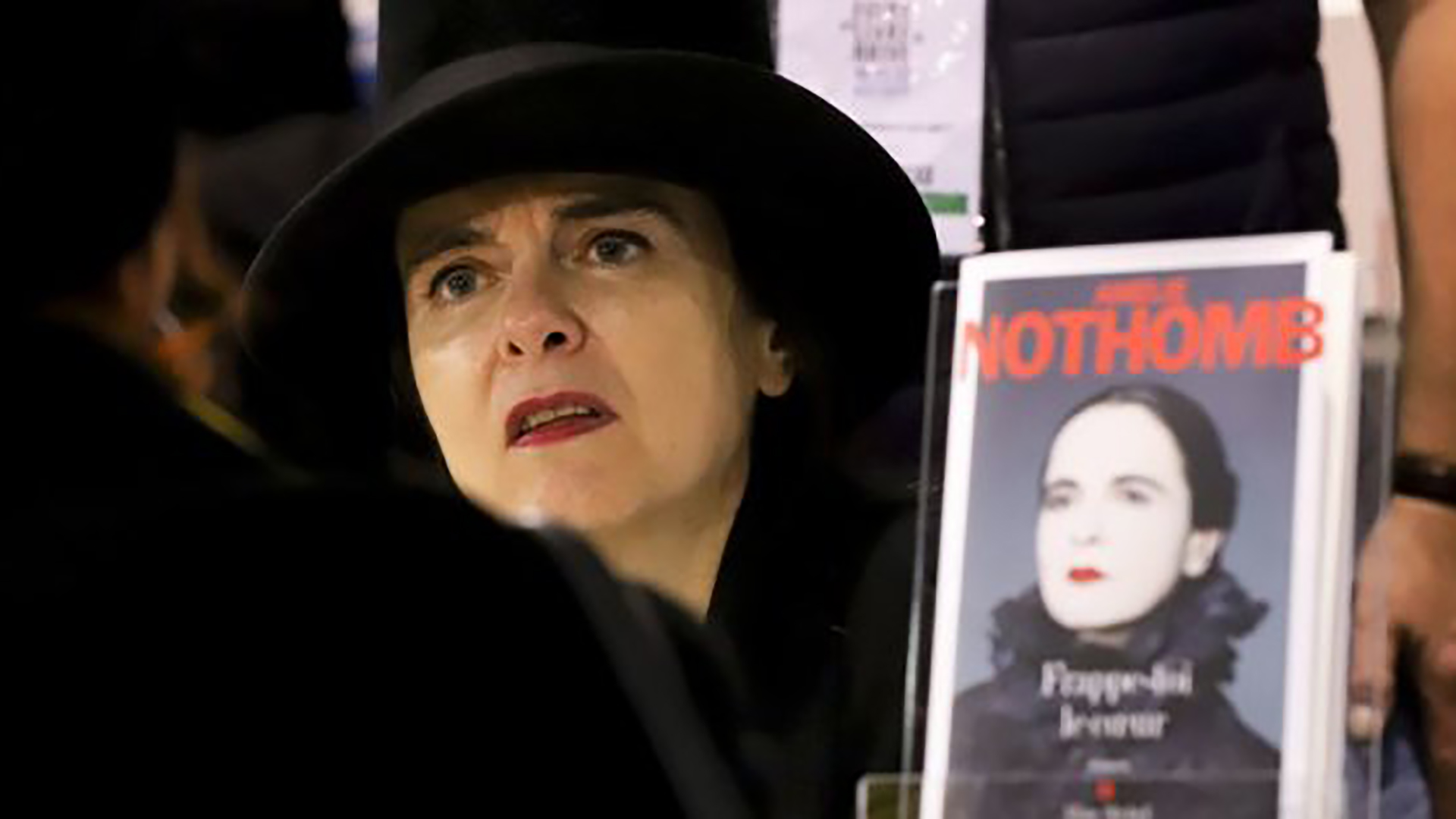 Amelie Nothomb conversa con un lector durante la 36 edición de la Feria del Libro de Brive, Francia, en noviembre pasado (DIARMID COURREGES/AFP/Getty Images)