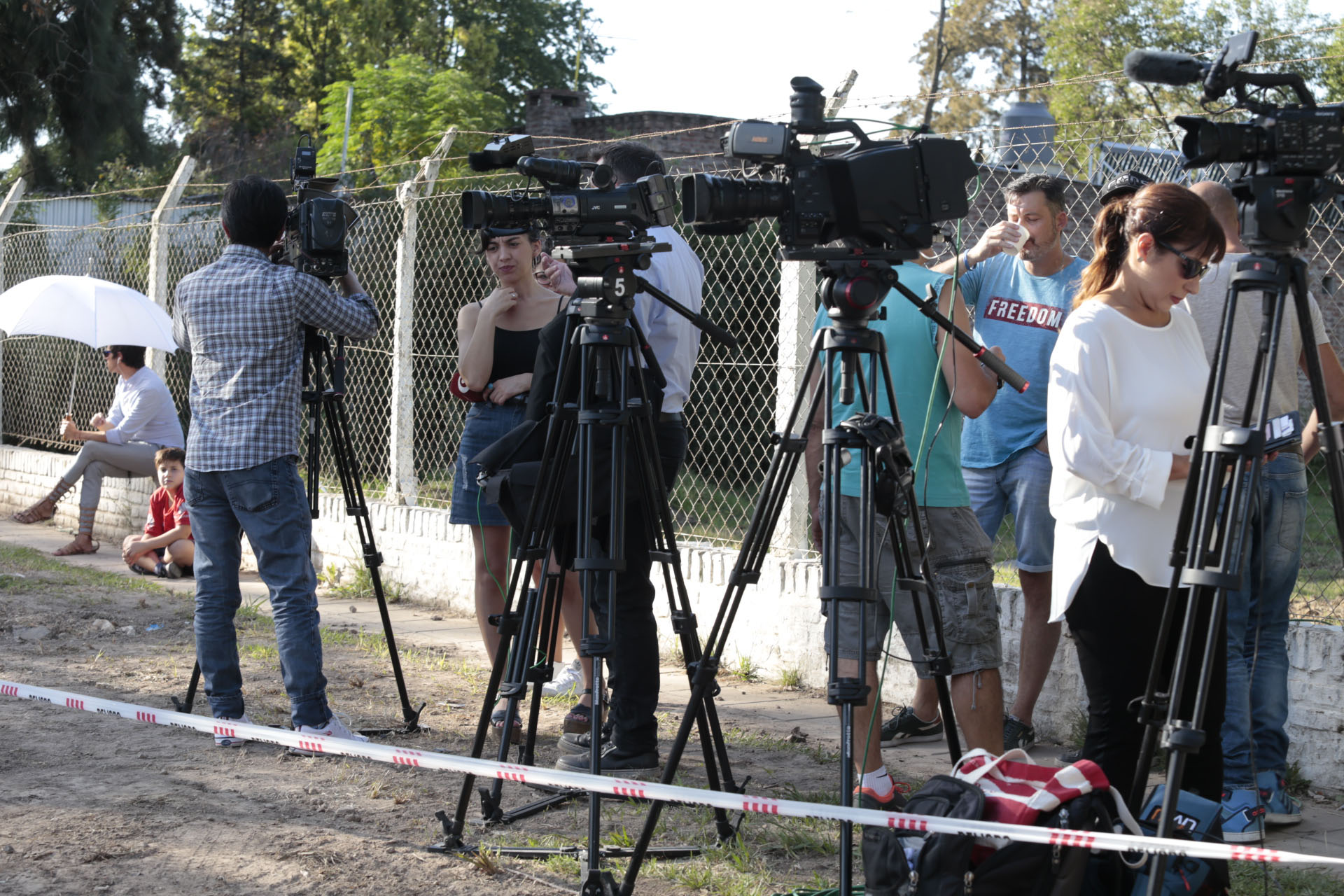 El periodismo hizo guardia en la puerta del lugar (Crédito de Foto: Christian Bochichio)