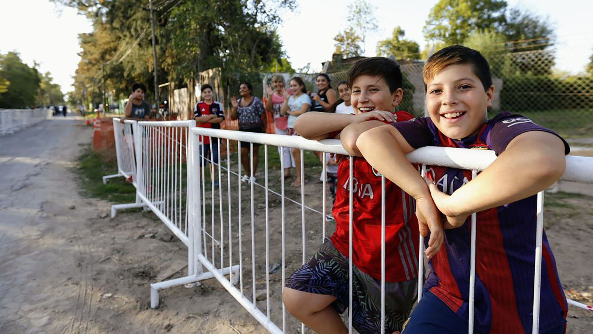 Los vecinos se acercaron para ver la llegada de los invitados famosos (Crédito de Foto: Nicolás Aboaf)