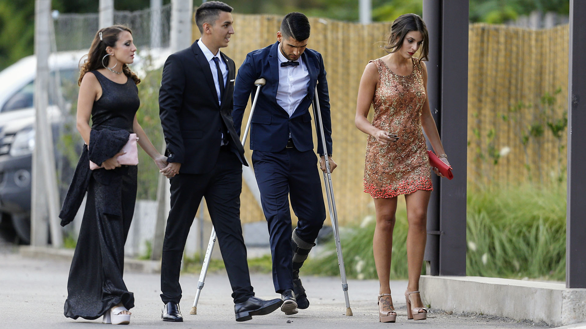 Nadie se quiso perder la boda del año y ni siquiera las muletas fueron impedimento para llegar al lugar (Nicolás Aboaf)