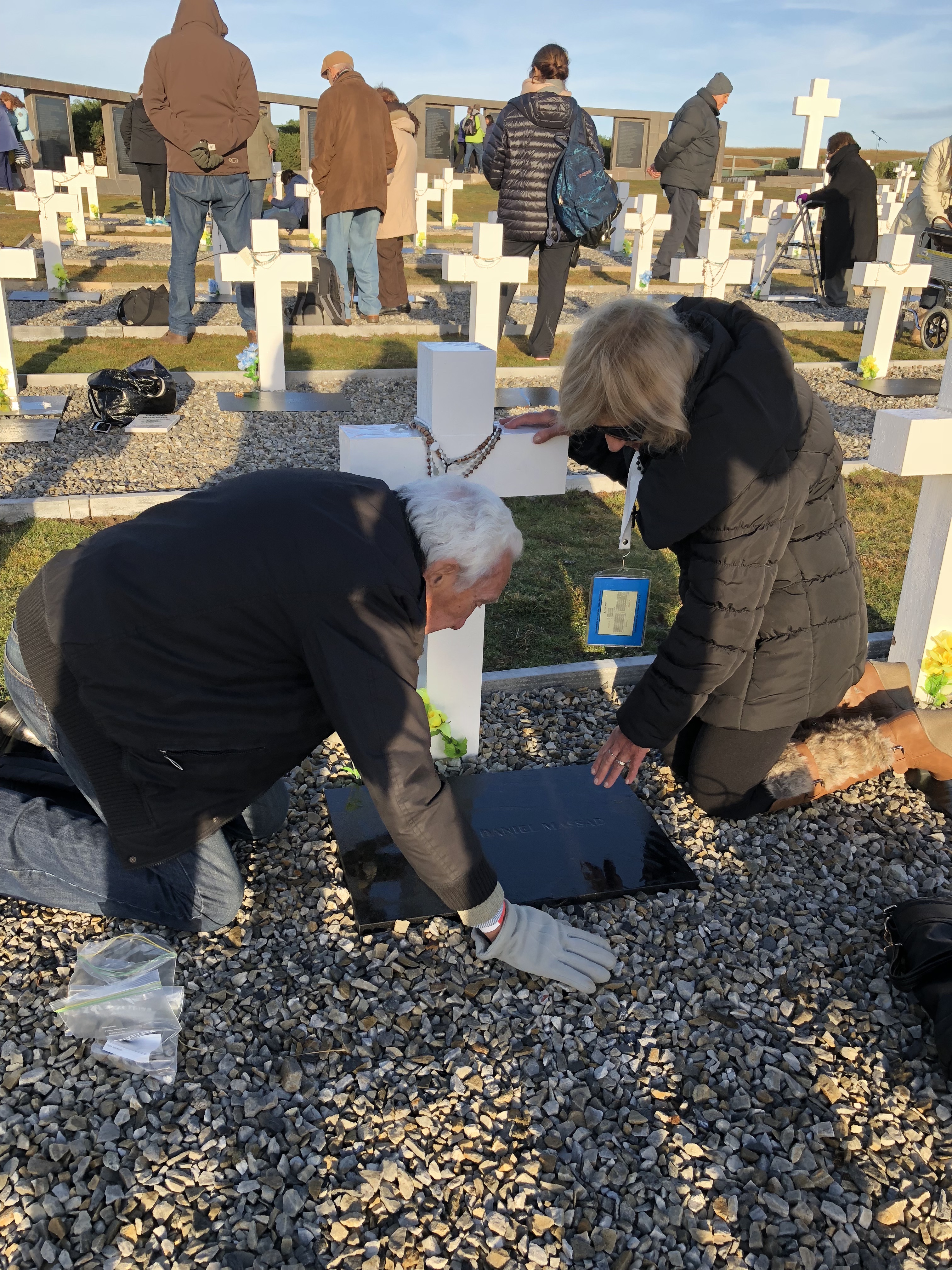 Said acarició las piedras: “Ahora sé que él está en este lugar y siento que puedo tocarlo”. Dalal rezó y besó la cruz: “Hijo, te extrañamos tanto”