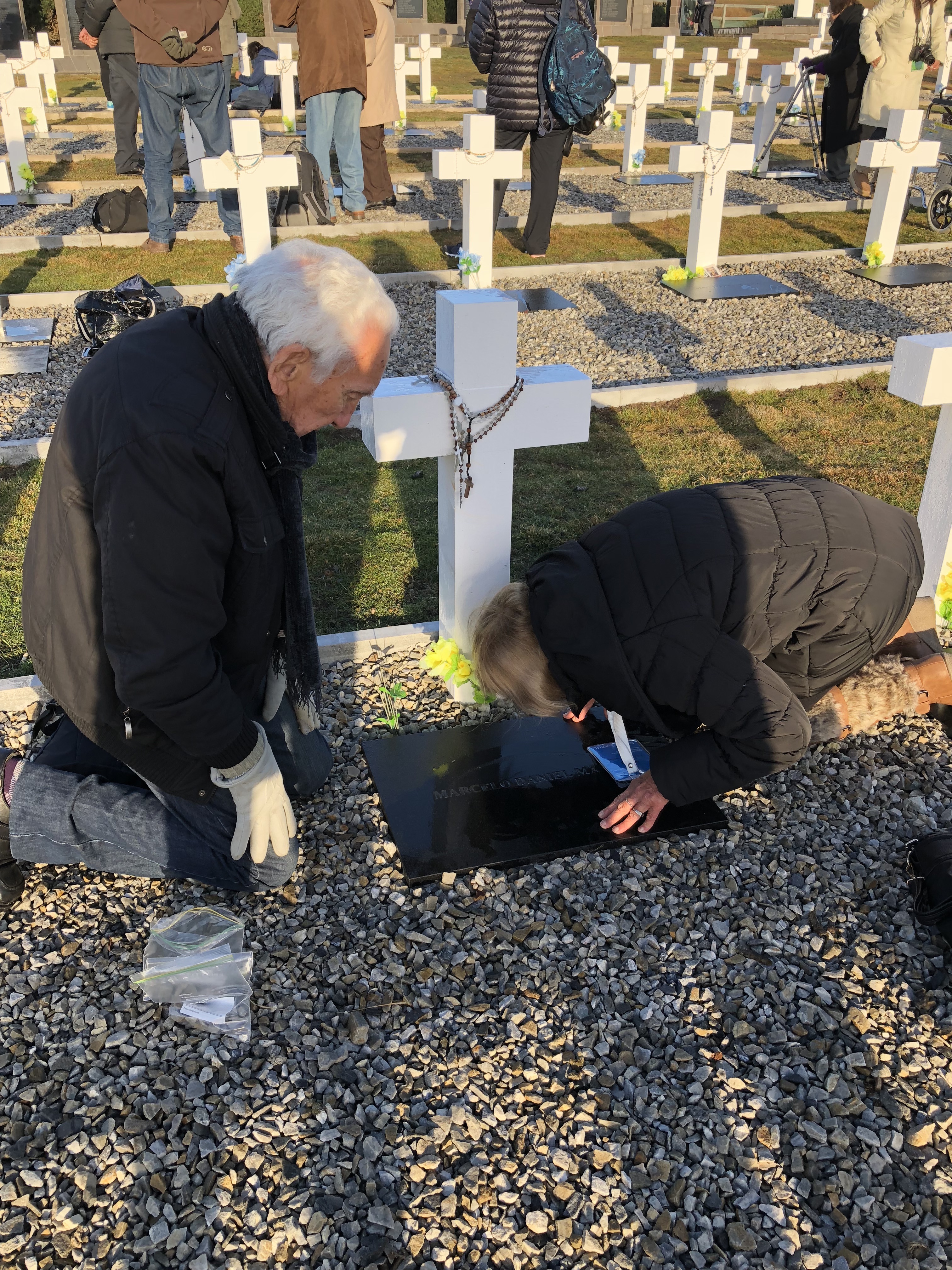 El lunes 26 de marzo, los Massad por primera vez pueden besar la tumba con el nombre de su hijo en Darwin. Durante 36 años Marcelo Daniel había sido un Soldado argentino solo conocido por Dios