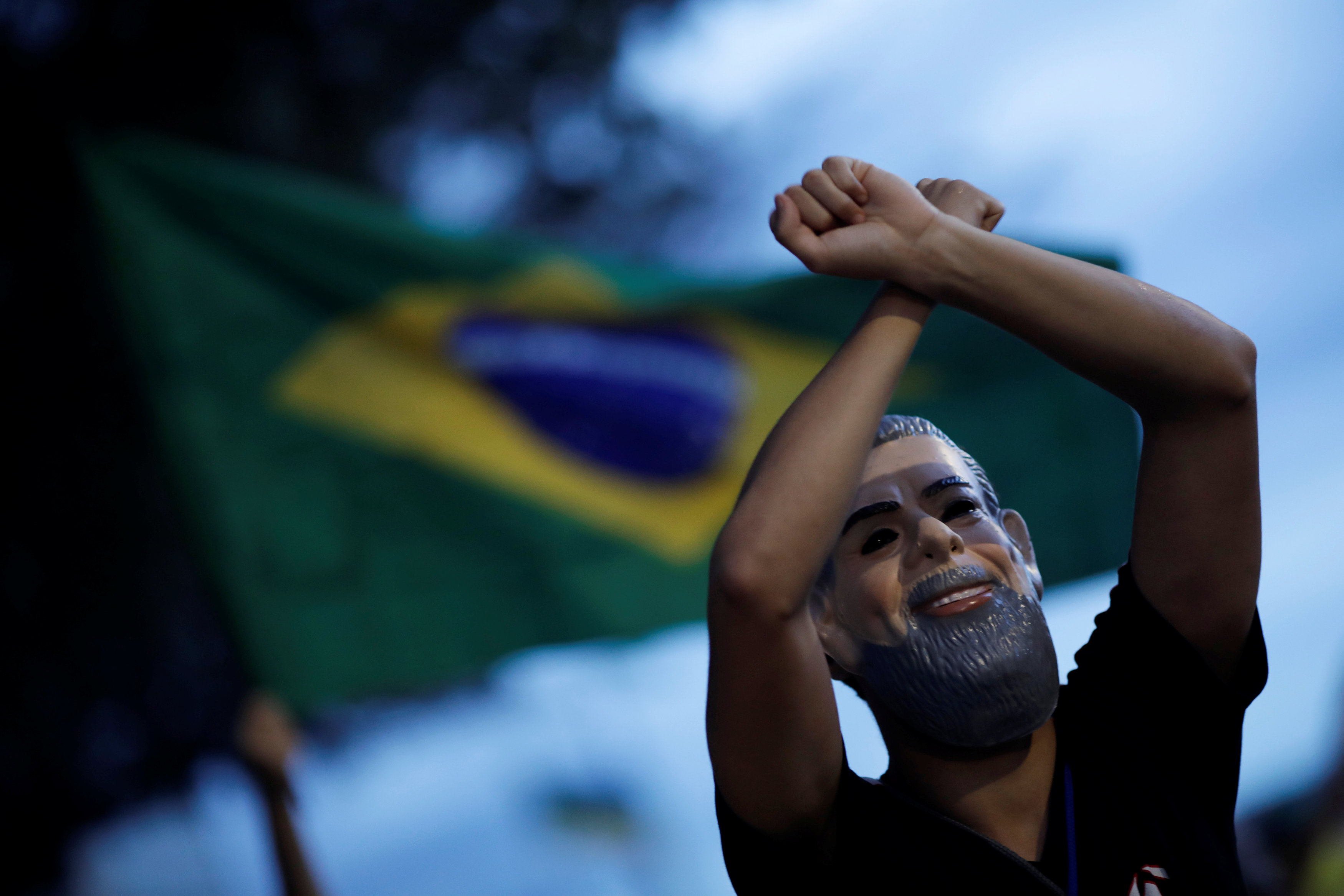 Un manifestante con la máscara de Lula en Brasilia (REUTERS/Adriano Machado)
