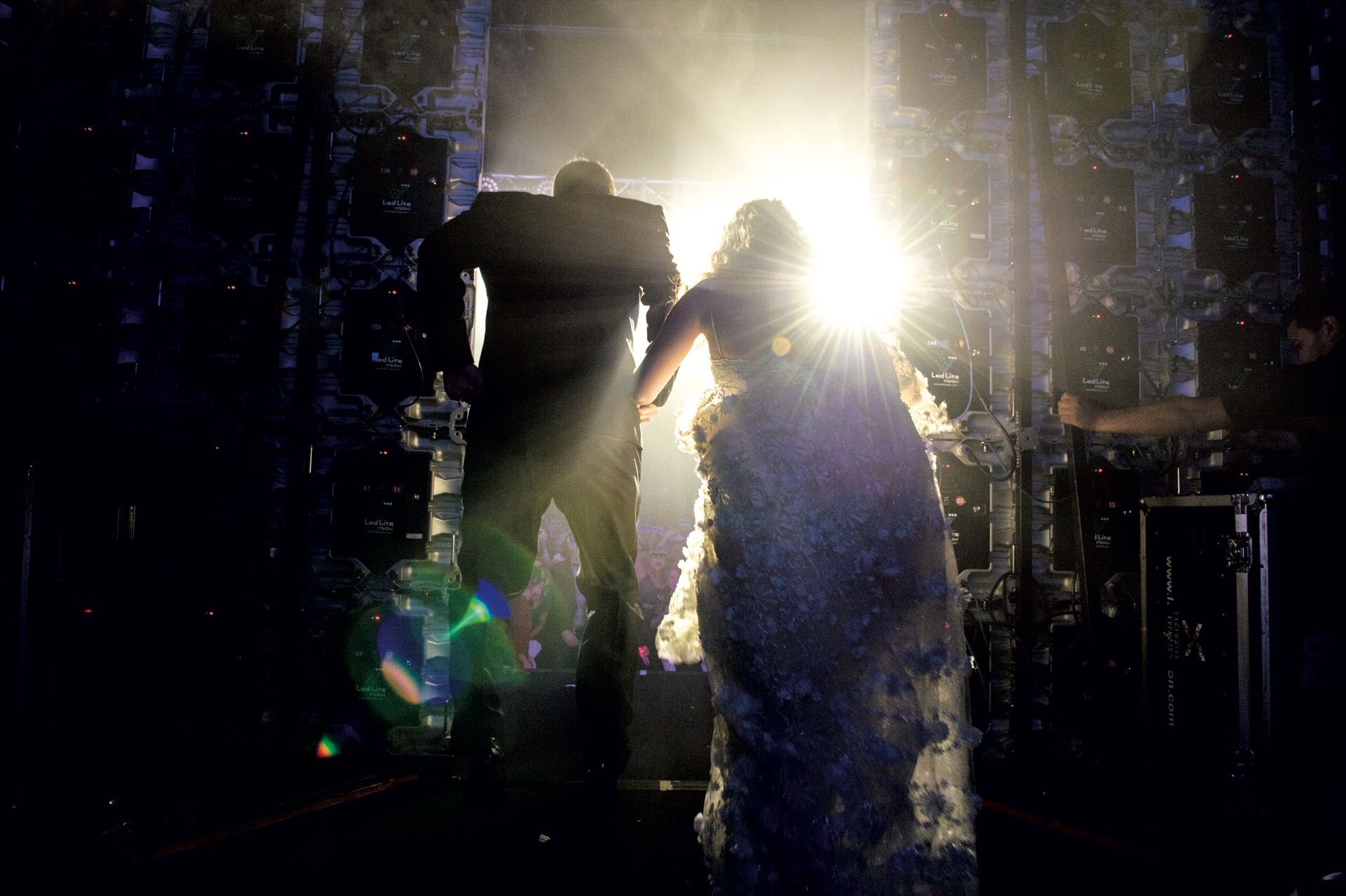 Los novios ingresaron a la fiesta a través de una pantalla con Welcome to the jungle, de los Guns N’Roses.
