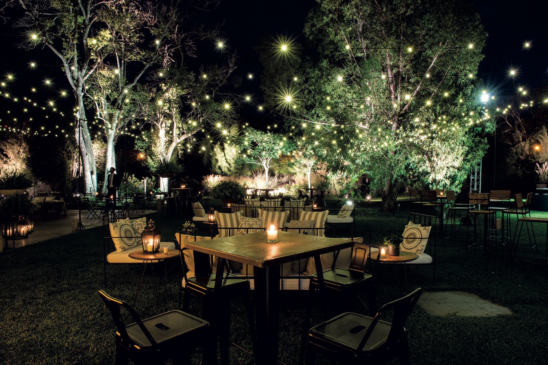 En el jardín, donde se realizó la recepción, se colocaron más de dos mil luces led, livings de madera y hierro, camastros, sillones y pufs.