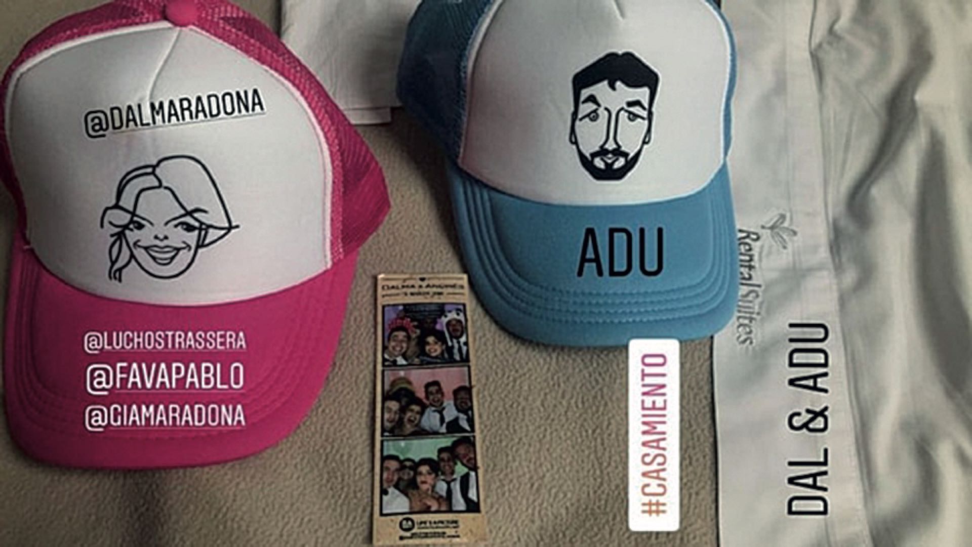 Y caps con caricaturas de los novios, hechas por Costhanzo.
