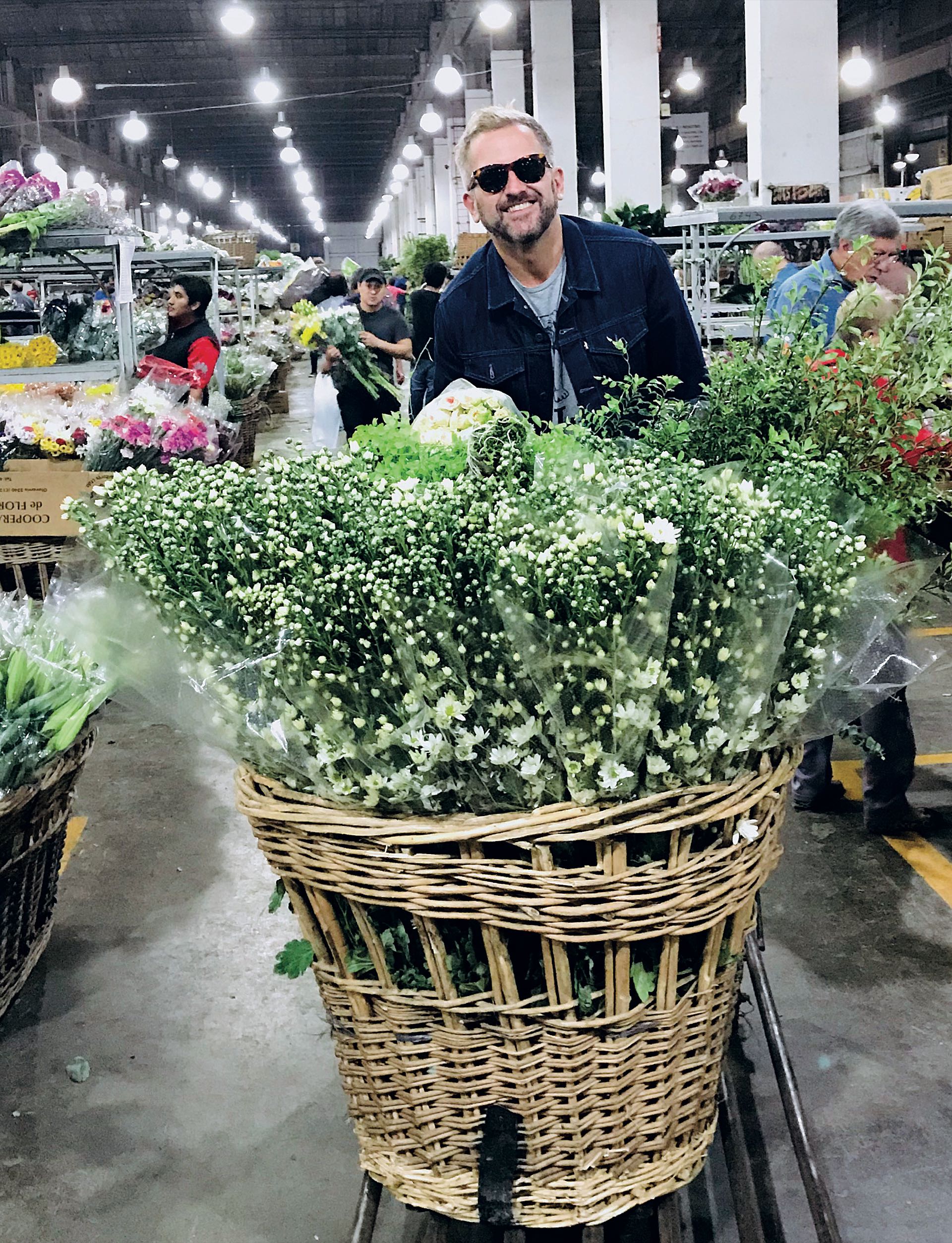 La ambientación demandó tres días de trabajo y fue realizada por Ramiro Arzuaga. “Tuvo un estilo botánico y silvestre, en colores crudos y detalles de mimbre. ‘Lindo pero sencillo’, fue el pedido de la novia”, revela Arzuaga.
