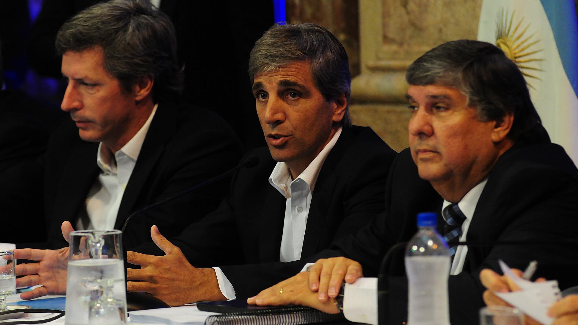 El ministro Caputo (centro) dio detalles del estado de la deuda. (Maximiliano Luna)