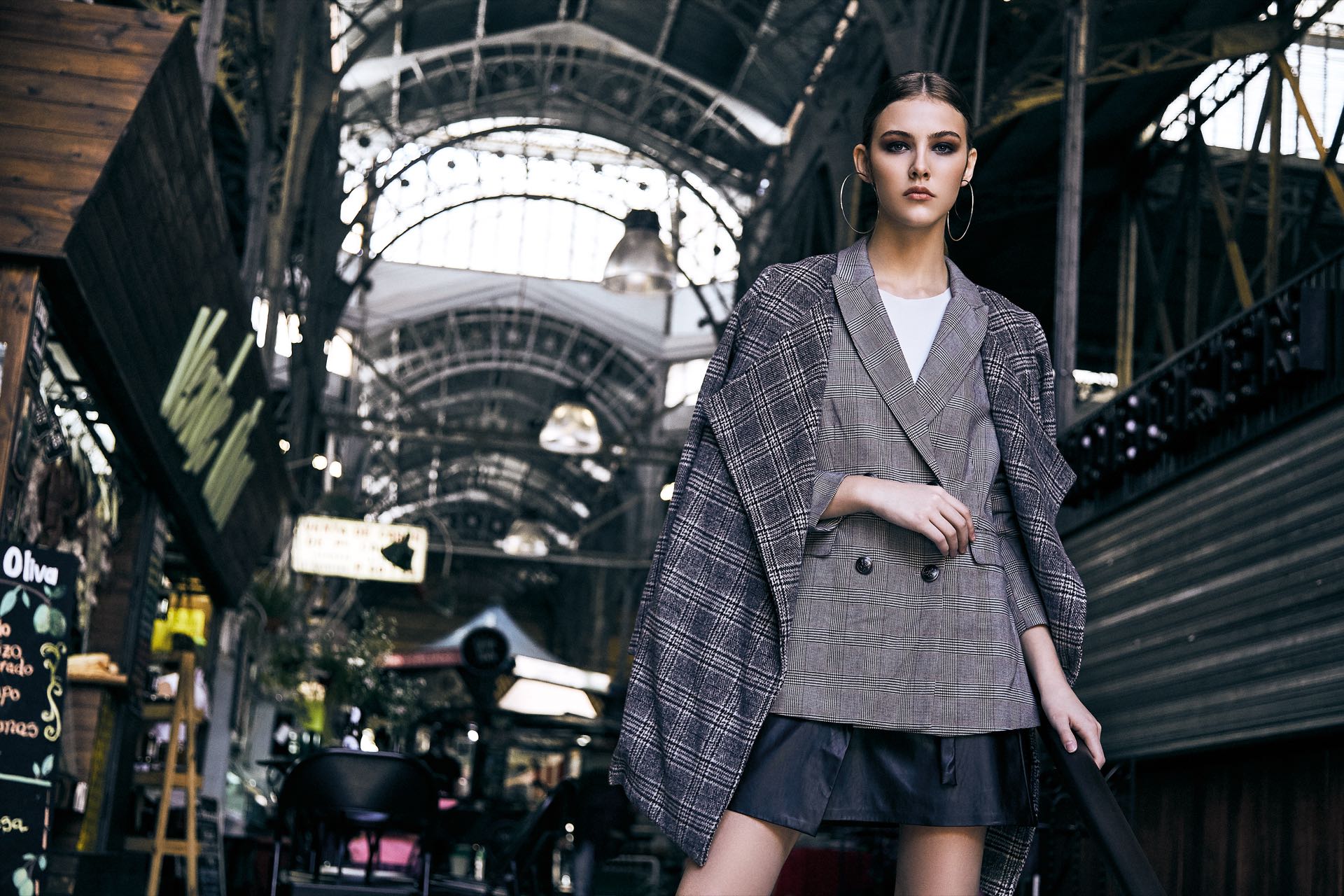 Saco ($ 3.490, Peuque), blazer cruzado ($ 1.990, Basement), falda de cuerina con lazo($ 2.886, Giesso) y top ($ 2.490, Trosman). (Fotos: Chino Toccalino/ Para Ti)