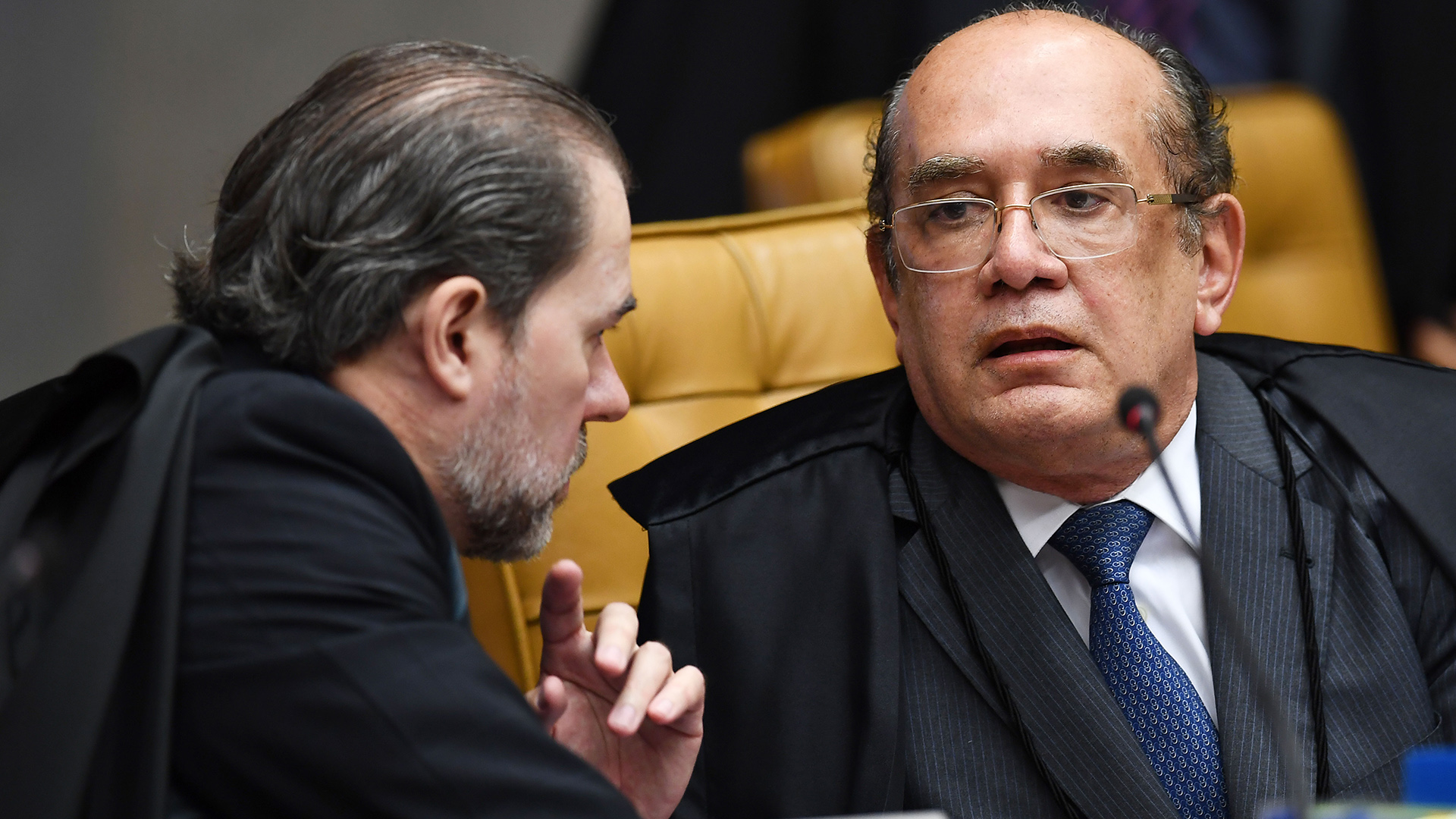Los jueces Gilmar Mendes y Dias Toffoli conversan antes de dar inico a la sesión (AFP)