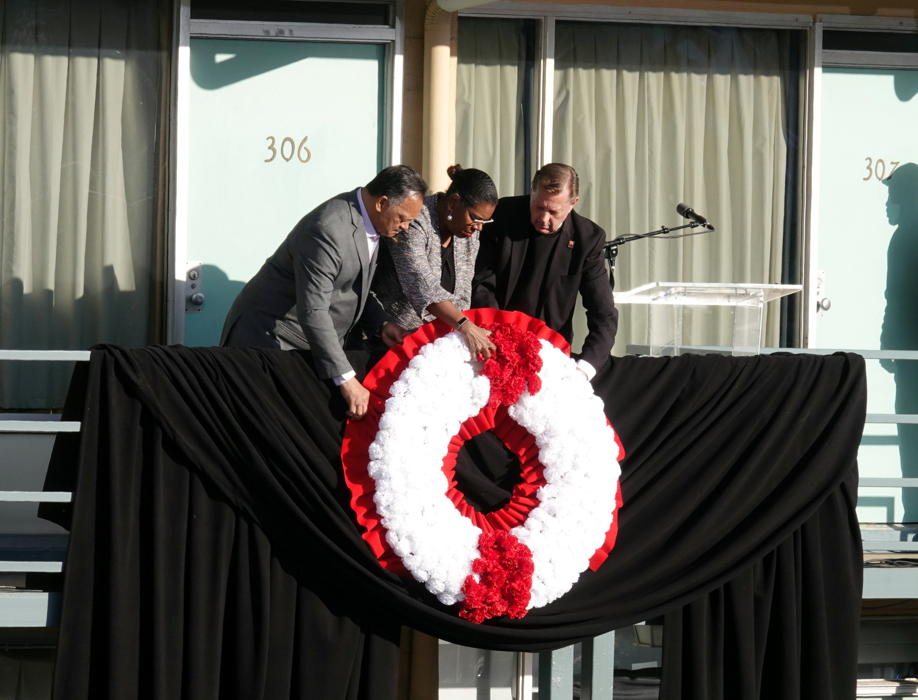 El Rev. Jessie Jackson pone una corona frente a la habitación del Hotel Lorraine en la que murió Martin Luther King (REUTERS/Karen Pulfer Focht)