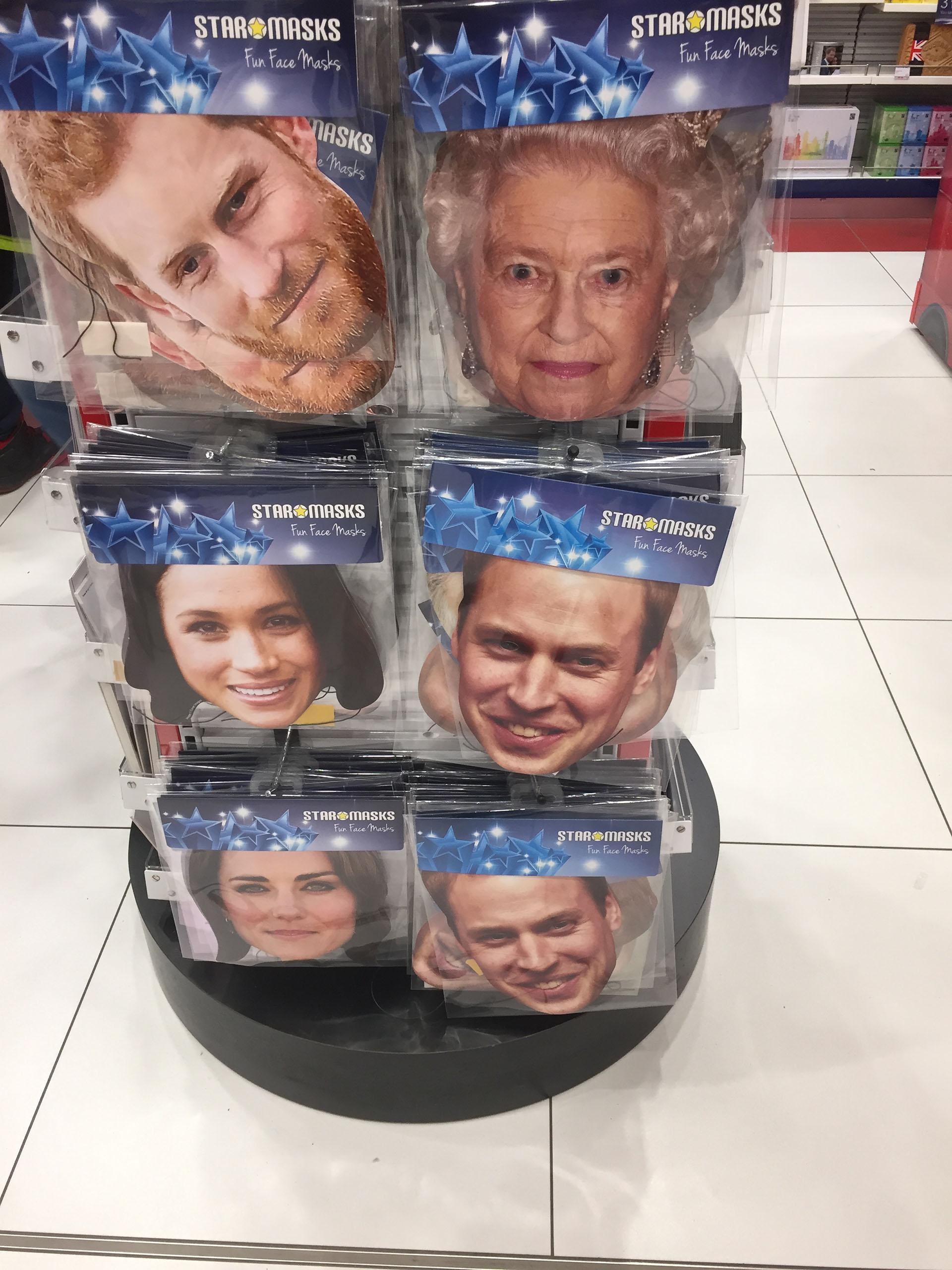 Máscaras con el rostro de los miembros de la realeza