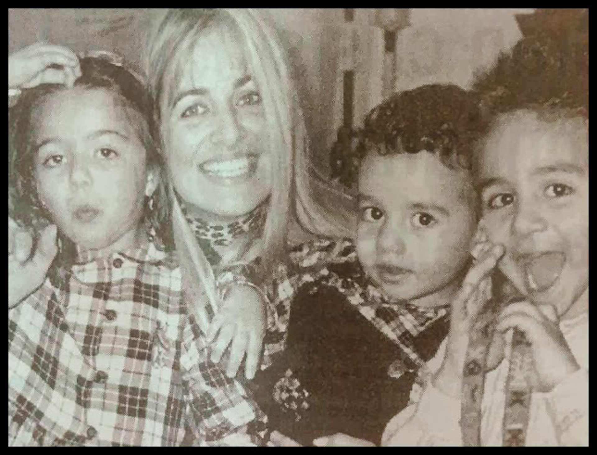 Arias Uriburu con sus tres hijos. Foto: FoundChild.