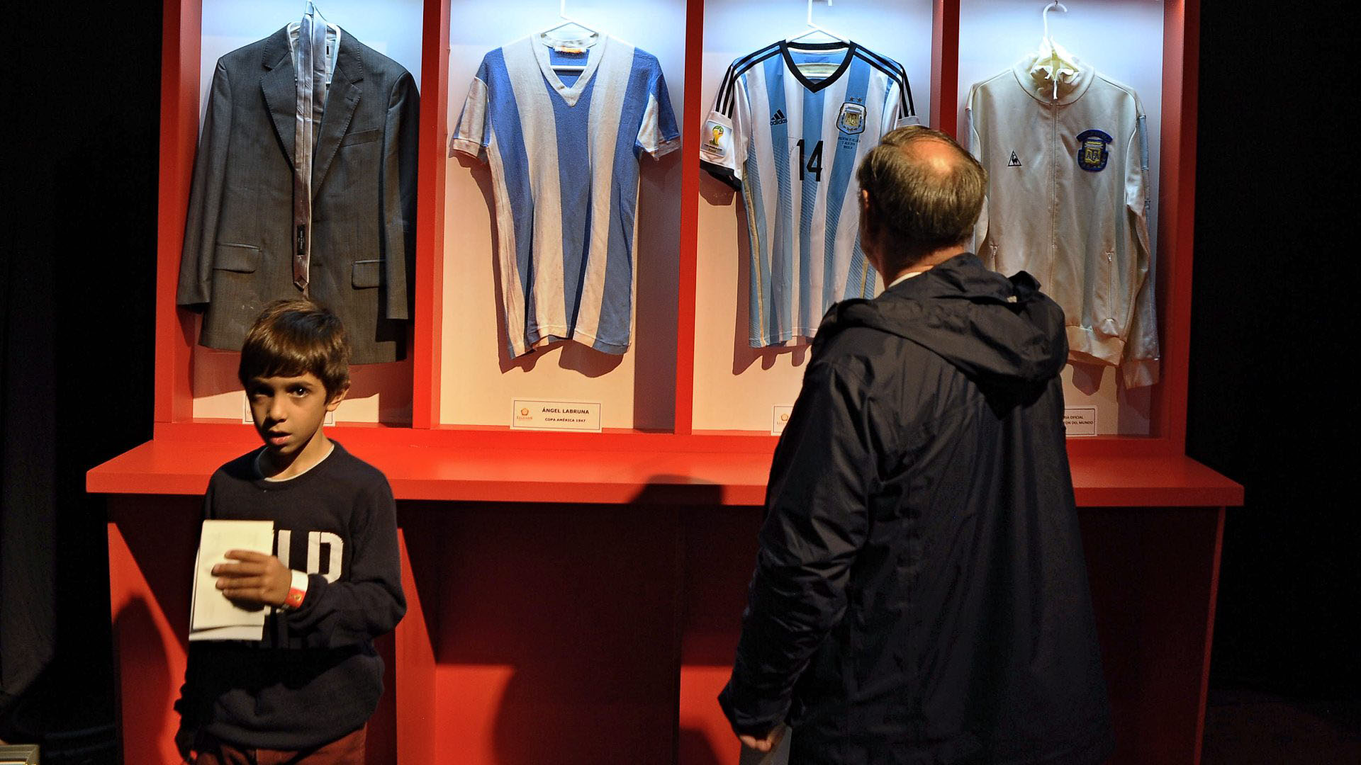 El traje de Maradona como DT y las camisetas de Ángel Labruna y Javier Mascherano no faltaron (Patricio Murphy)