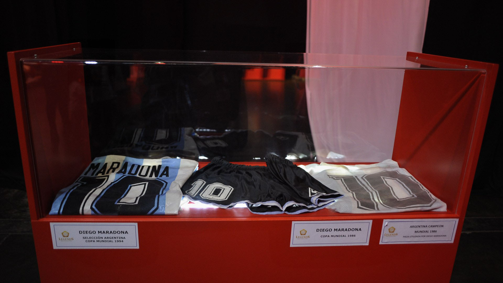 La exhibición de indumentaria histórica de la Selección nacional, con piezas históricas de Diego Maradona (Patricio Murphy)